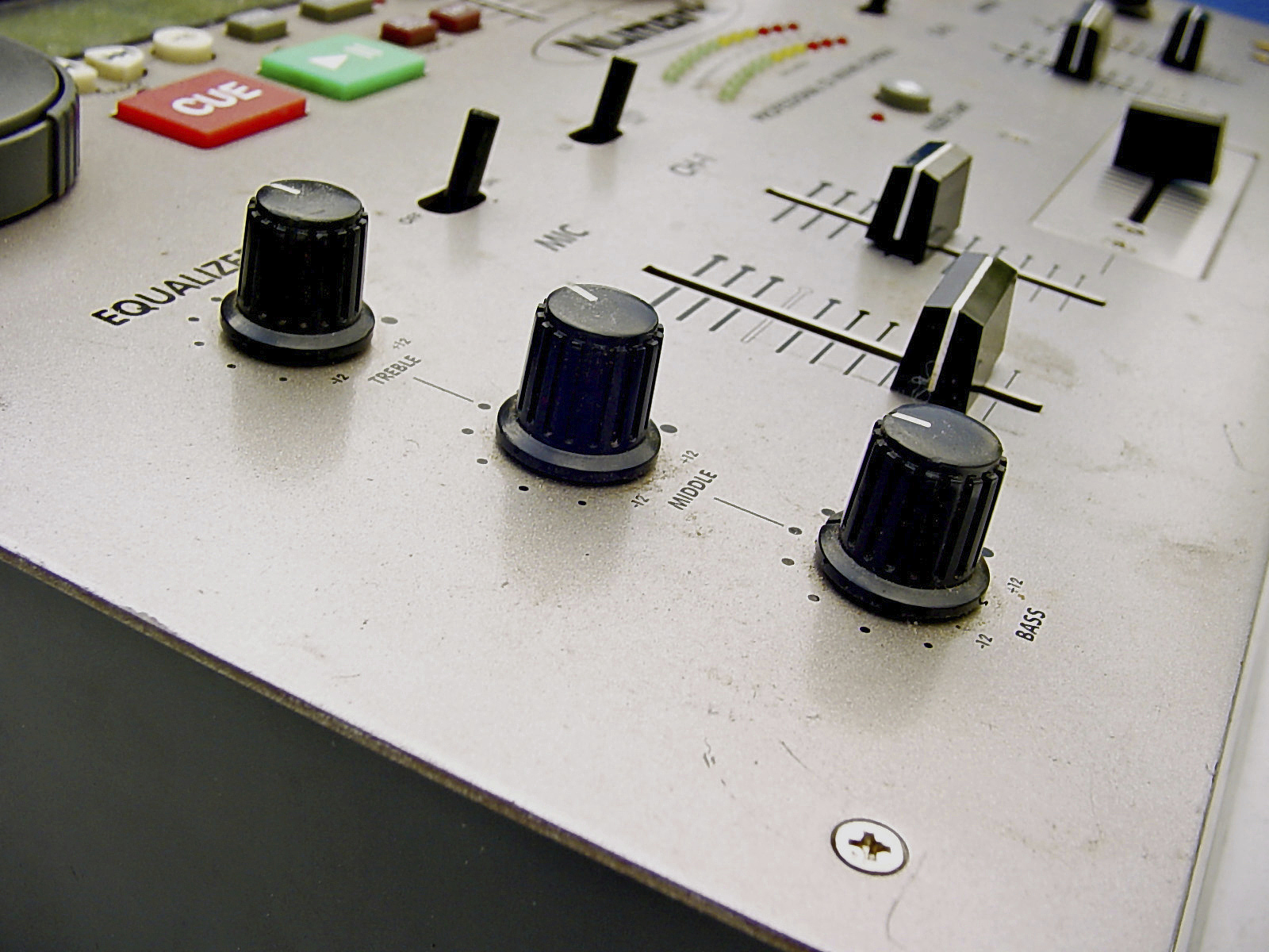 请精简下面一段话 切比雪夫I型滤波器：具有最小的通带波纹但在截止频率附近的阻带波纹较大对于要求通带波纹最小的情况下是最优的选择。巴特沃斯型滤波器：具有平坦的通带和宽阻带对于要求截止频率附近的阻带波纹较小的情况下是最优的选择。切比雪夫II型滤波器：具有更大的通带波纹和更窄的阻带对于要求截止频率附近的阻带波纹和阻带宽度都较小的情况下是最优的选择。椭圆型滤波器：具有更窄的阻带和更陡峭的衰减但通带波纹较大