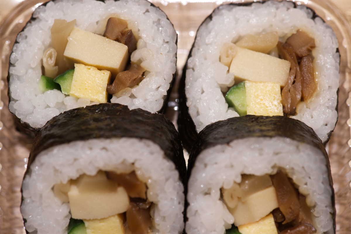 Why is sushi delicious? Explain in details, Cantonese