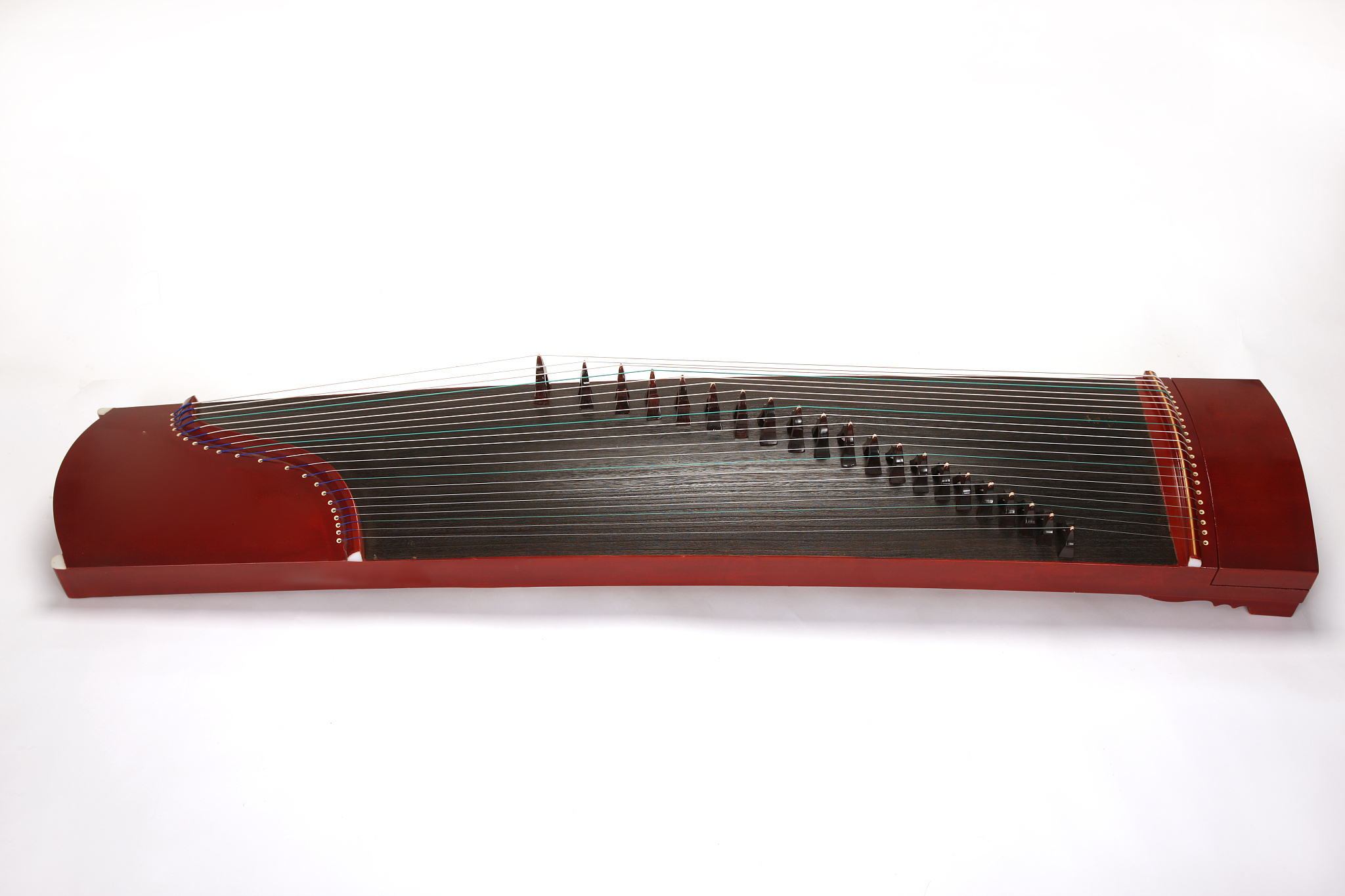 古筝是黑檀木 但是表面是泡桐木 我要怎么用专业的语言表达把这个古筝卖出去 要突出为什么有用泡桐木的作用帮我用110字详细描述