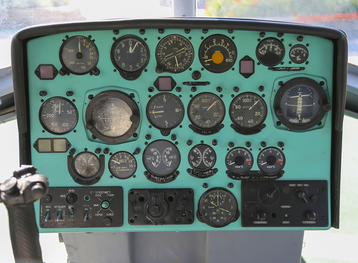 可以帮我创作出一个有质量的英语句子吗顺带翻译要求是该英语句子含有compassmodulehailhoverphantomdrone等单词