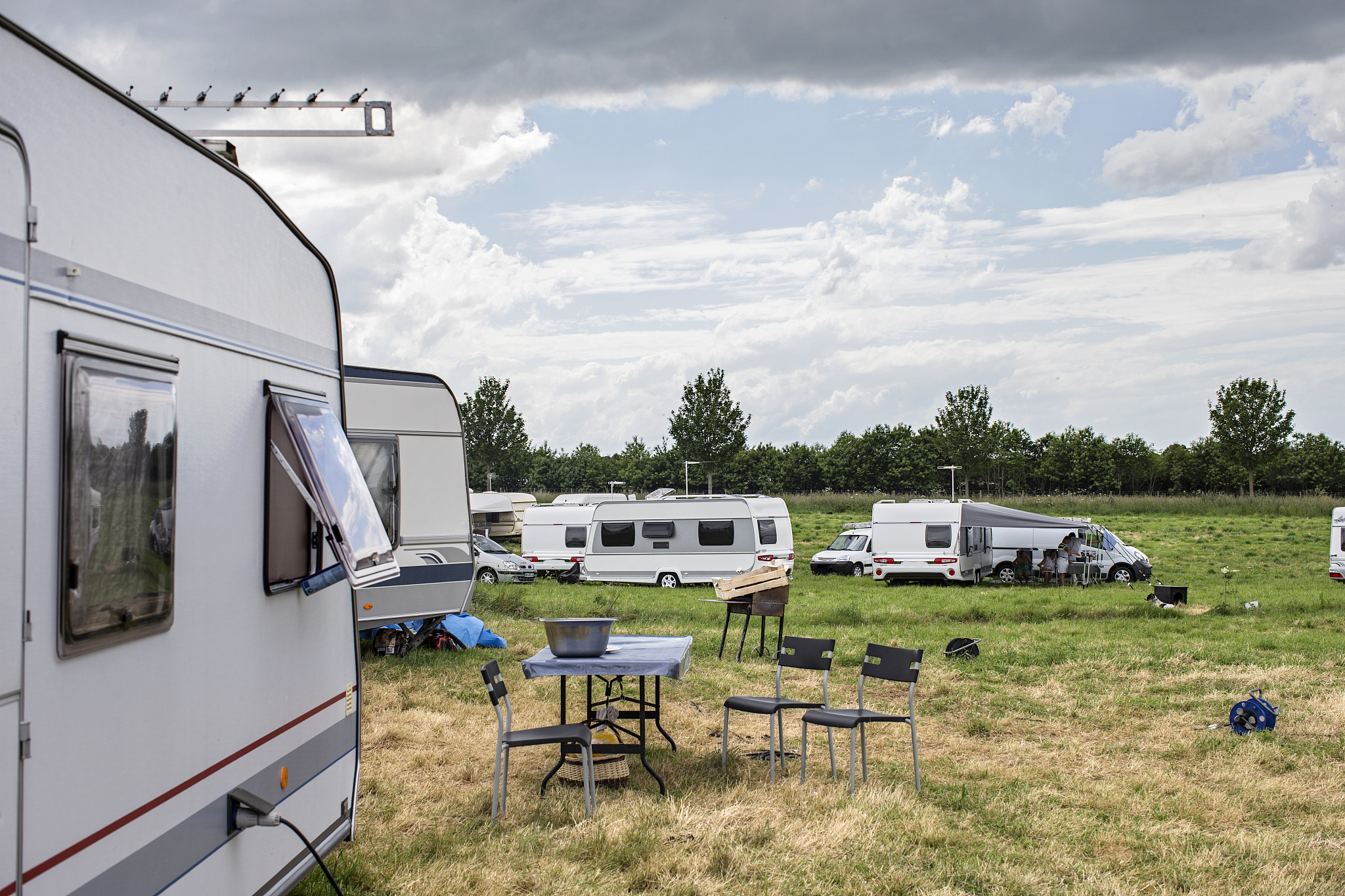 请将下面的论文进行改写：房车兼具房与车两大功能能够在特定的空间内解决人们的衣食住行等问题。