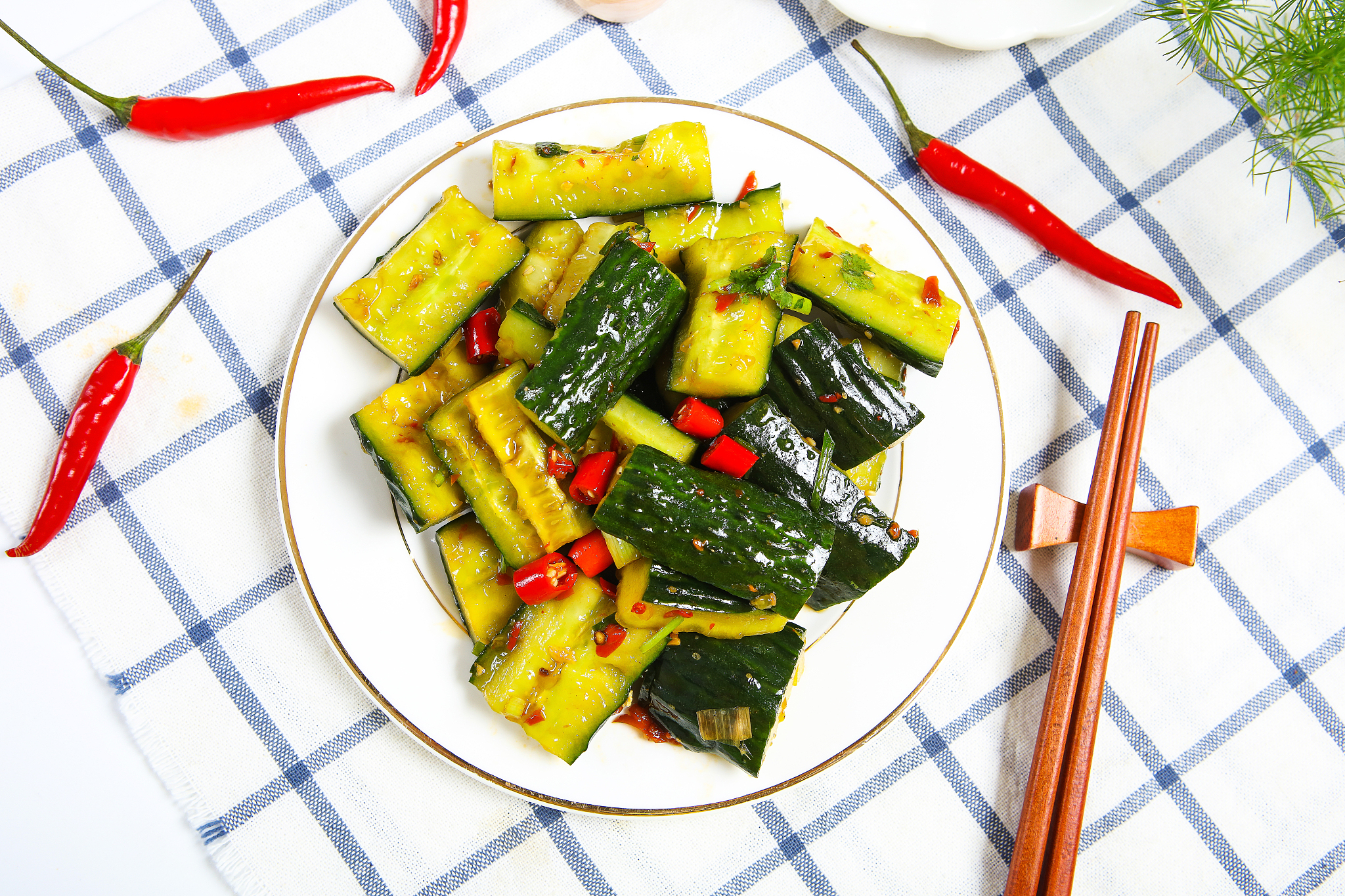 请根据以下模板写一份相似的文案使其更有画面感更加诱惑力文字数量大致相同凉拌青瓜大家都会做但是第一步可能就没有做对哦其实食材和做法都非常简单水开倒入腐竹和木耳焯水一分钟捞出备用再准备一根黄瓜将它切成条状放入碗里然后加蒜末小米辣香菜十粒花生米调味只需要放一包这个爽口凉拌汁这个料汁是大厨根据比例调制好的拌啥都好吃用我老婆的小手抓拌均匀即可这样做的凉拌黄瓜酸辣开胃非常美味非常适合当下季节