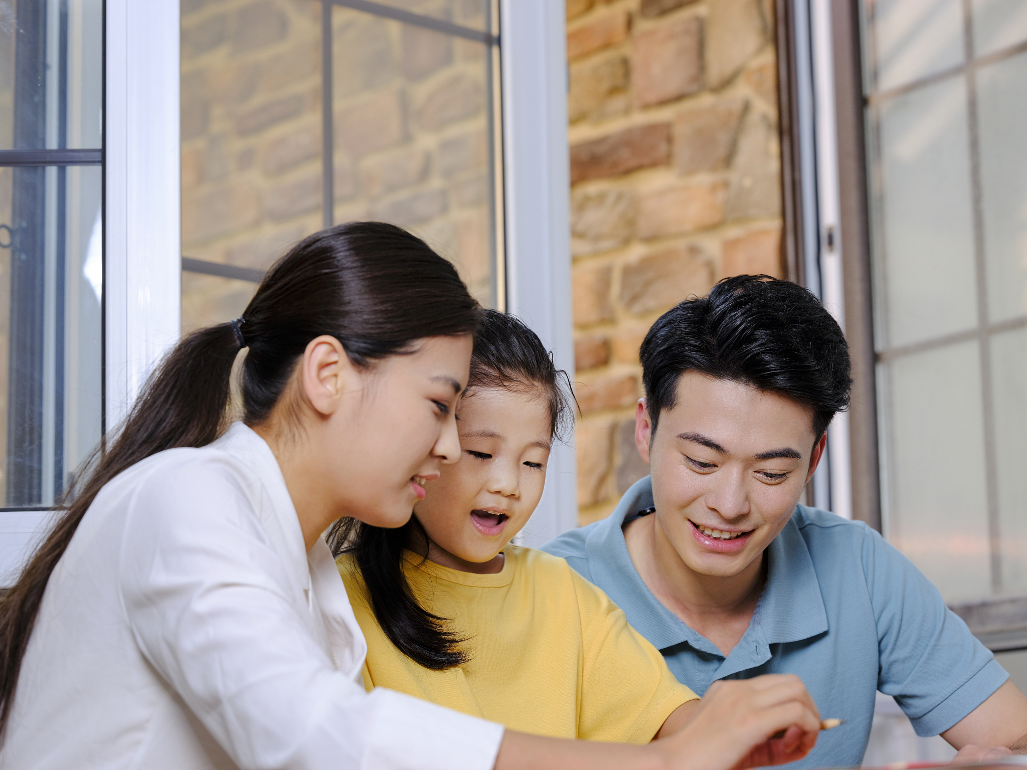 以朋友的身份与一个18岁孩子的母亲谈谈孩子的未来