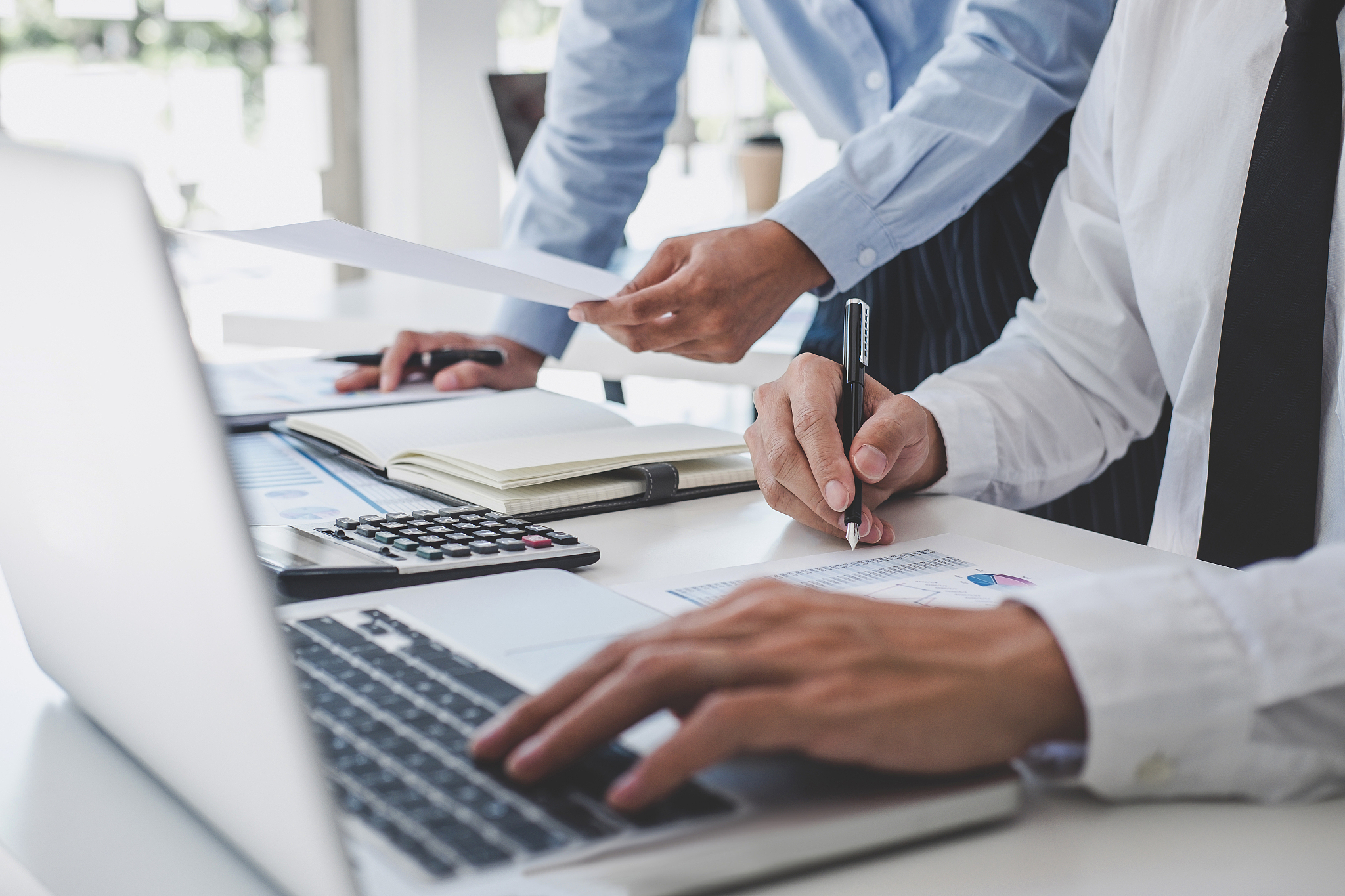 互联网公司实习内容范文：数据分析、产品测试、市场研究和团队合作