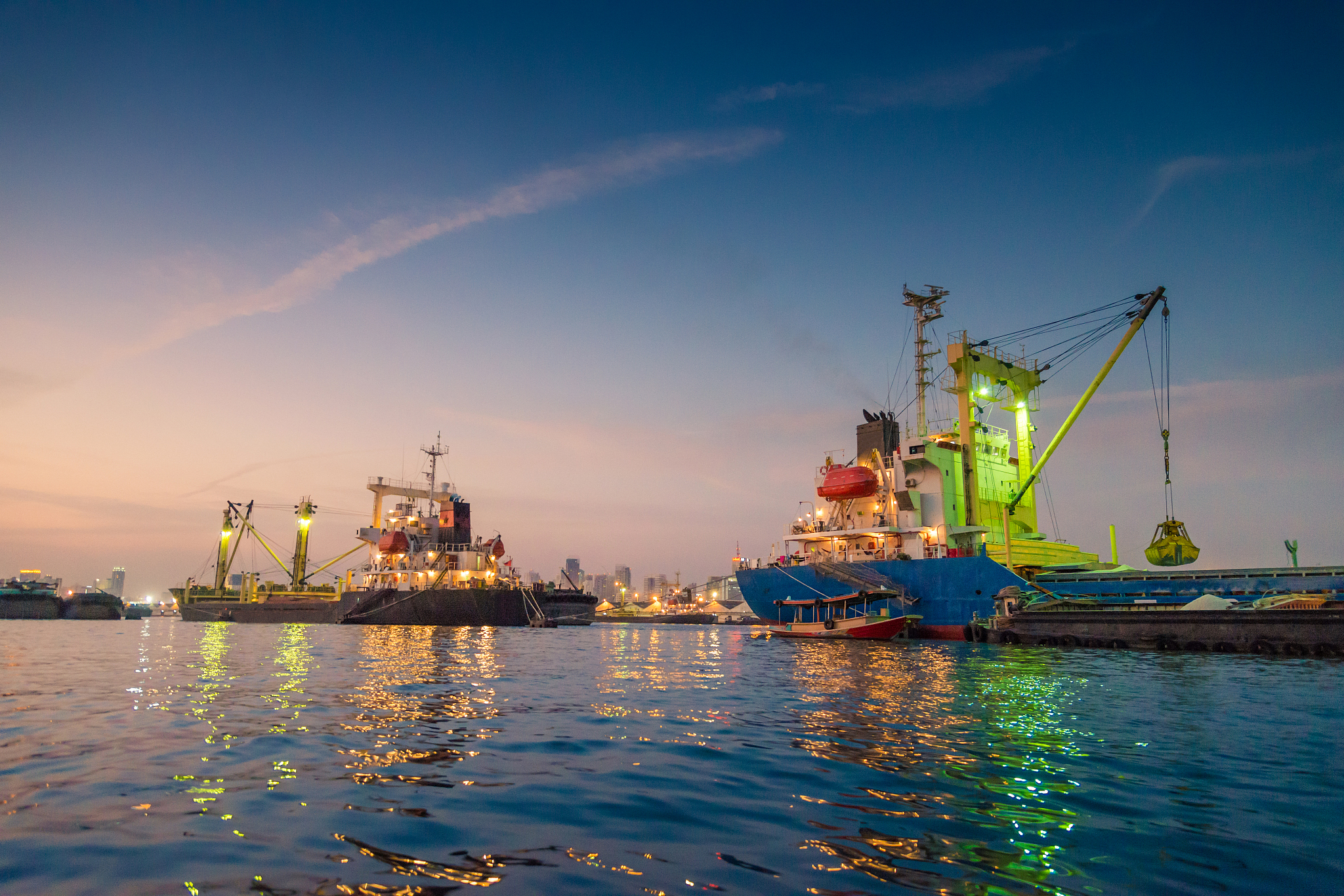 写一篇摘要内容包括1港区大气污染监测与治理。2港区水污染检测与治理。3固废、噪音和其他污染检测与治理。4零炭、近零炭港口建设。5船舶尾气检测与治理。
