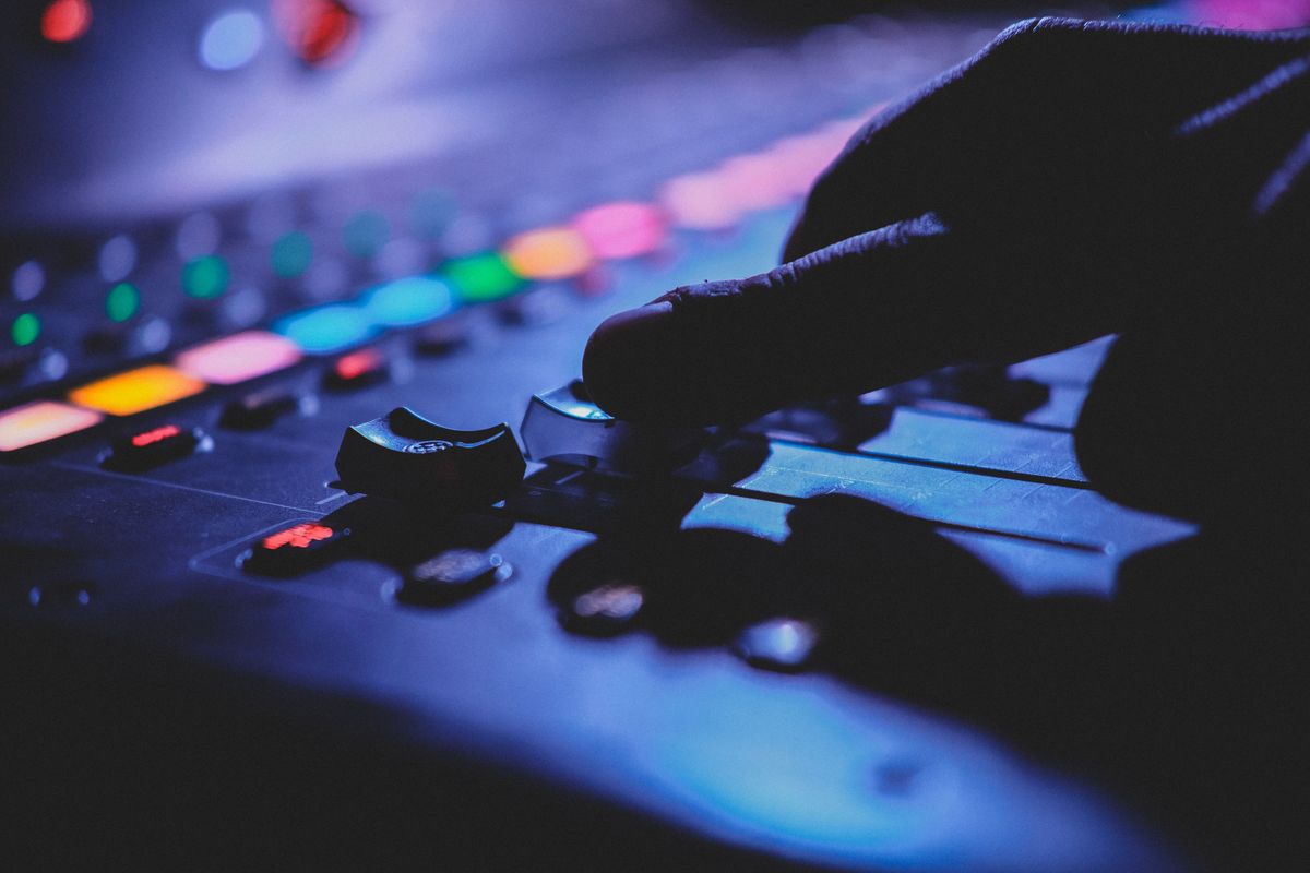 以流行音乐的音乐技术与创新为题写一篇700字文章