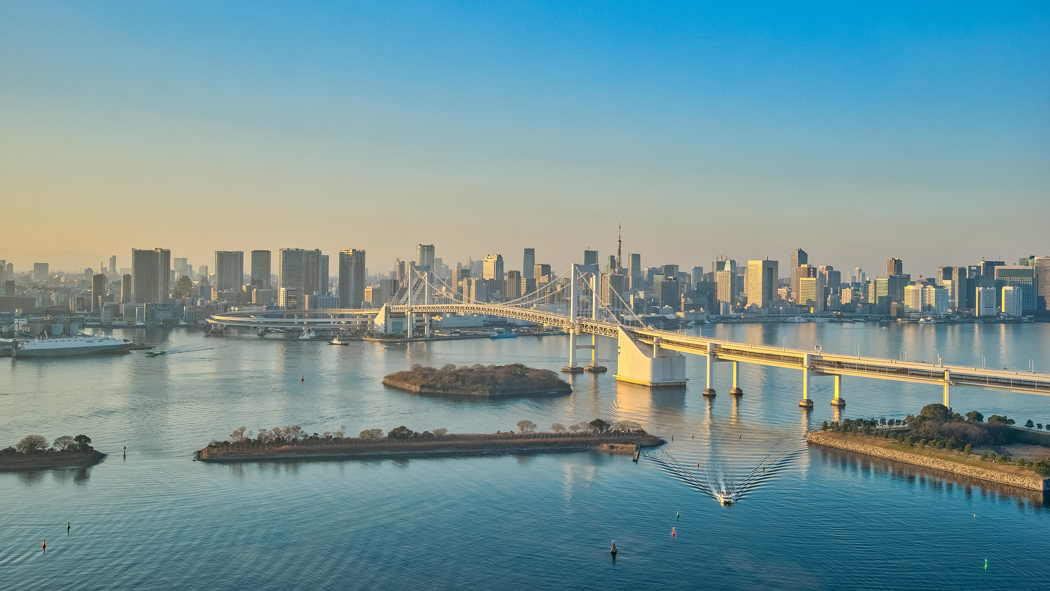 tokyo skyline on tokyo bay at odaiba in tokyo, japan