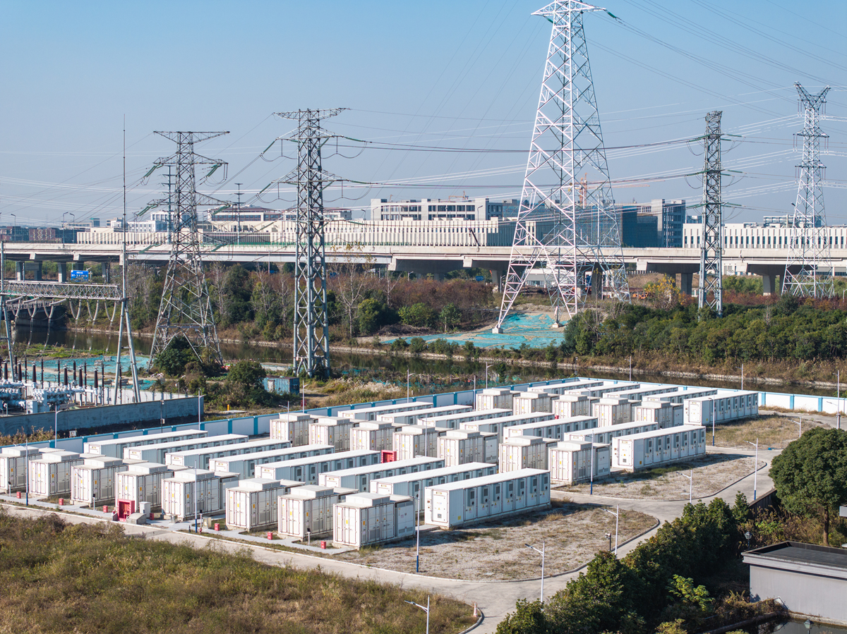 写一篇通讯报道关于变电站投运该变电站为西湖科技园提供电力保障由大有电建负责