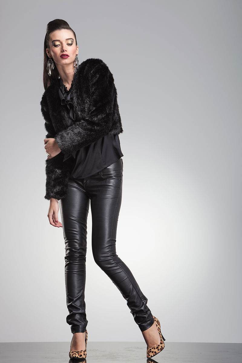 衣不曳地是什么意思_词语衣不曳地的意思