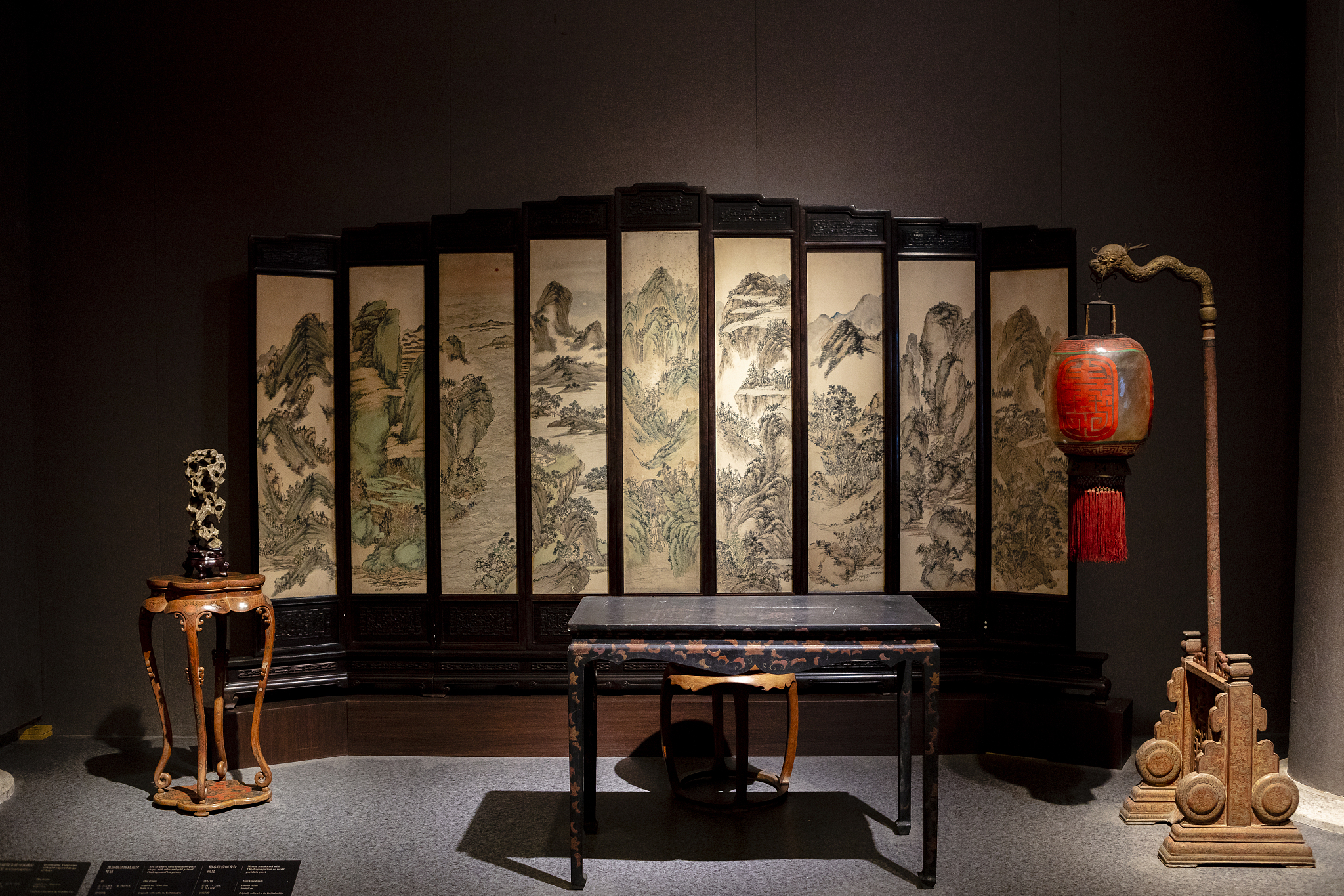 古木檀香小筑经文诵得缓锦服华裳一炬粗袖如心宽。请有创意的对出后面两句诗