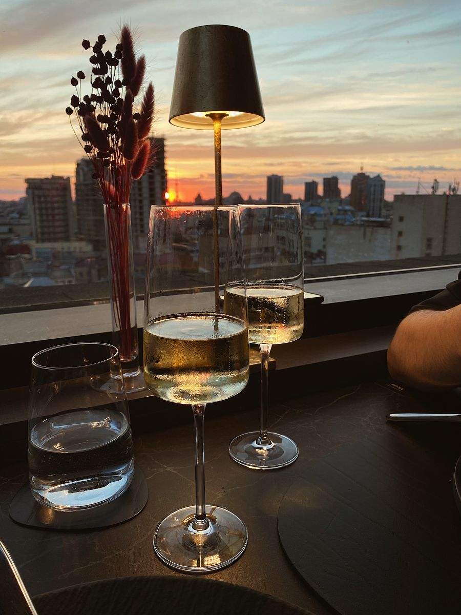 明天约了一起看话剧我怎么回合适我把提上去把冯氛围可能平常聊天有些死板