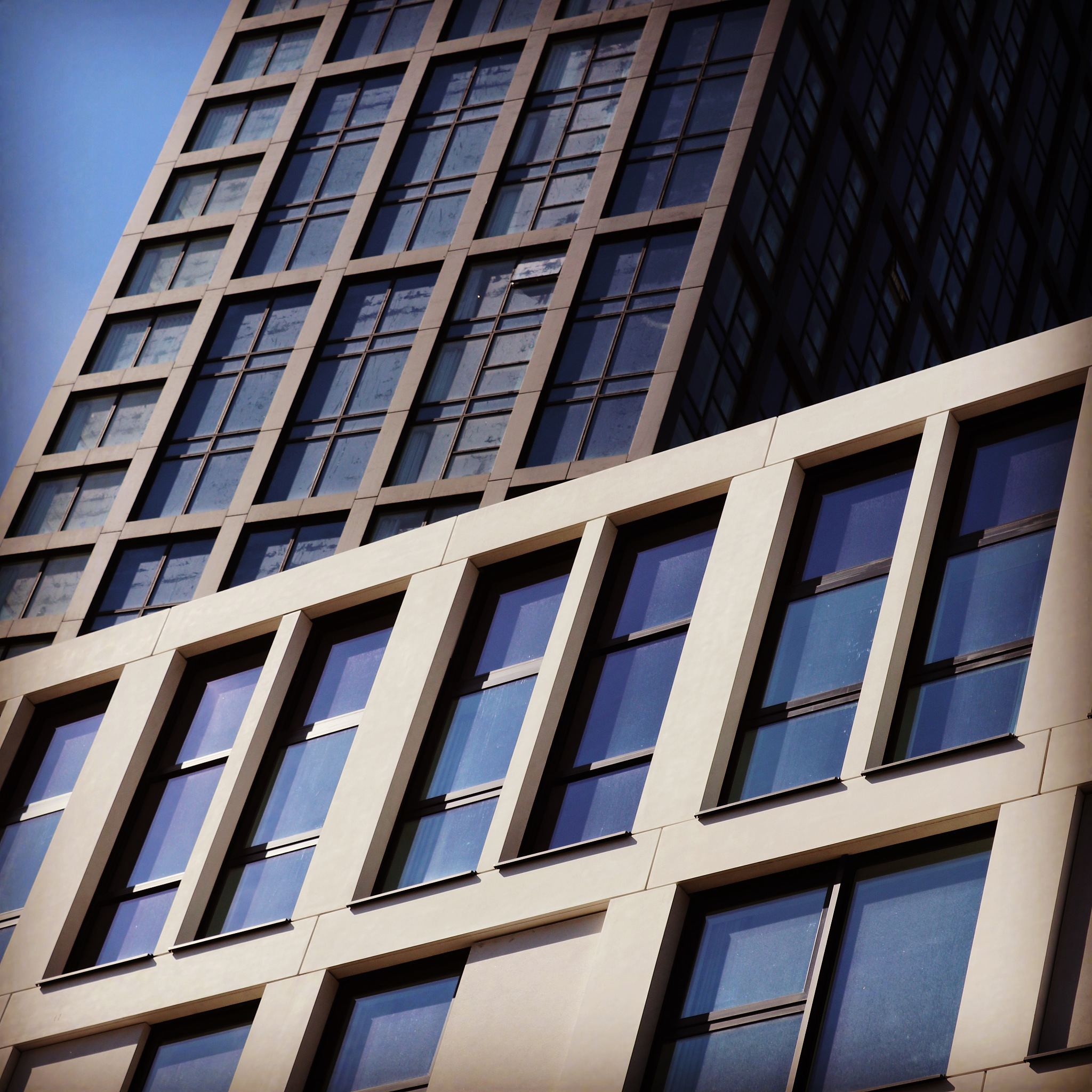 我拥有一家橱柜公司。我们在那里建造一些豪华公寓会所和高层建筑。我去实地测量它们。我每年都会去 Neighborhhood Theatre、Visulite 和 Fillmore 的圆形剧场看几次现场音乐表演。还有 PNC 圆形剧场我要怎么回复朋友的留言