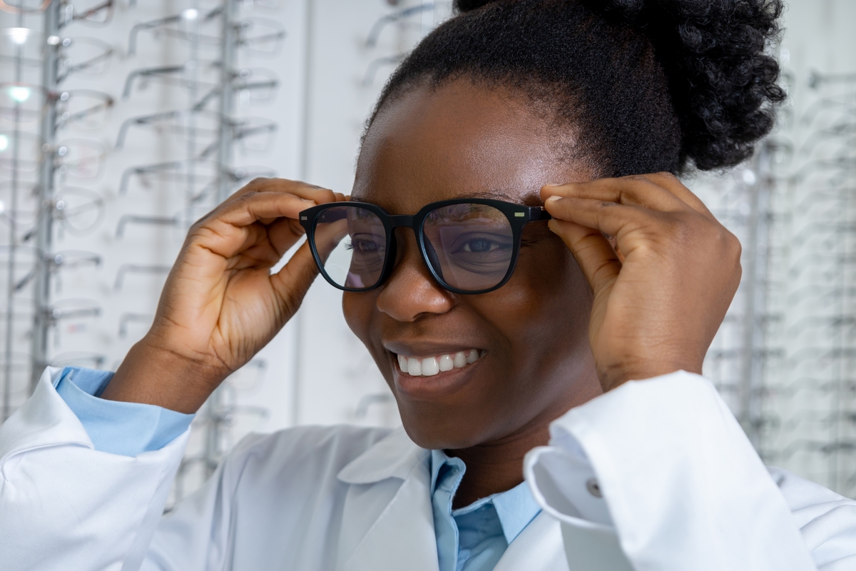 请描写一下一位带着细丝眼镜的科学家的外貌