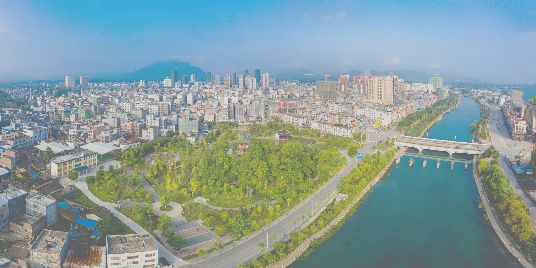 航拍贺州富江河畔钟山公园