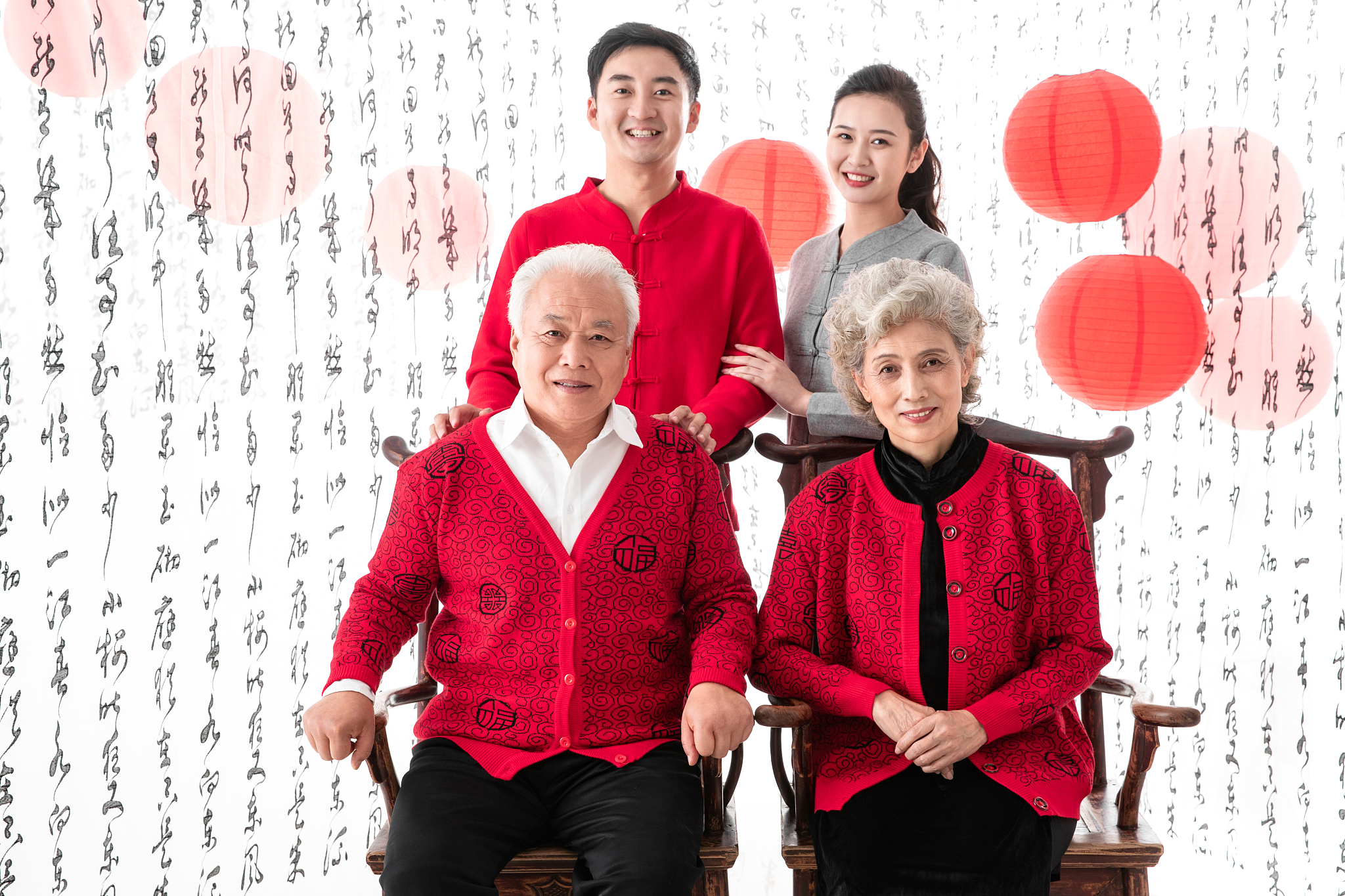 初识村田忠嗣先生是在2014年10月盛和塾在青岛举办的公开学习会上。当时村田先生以日本资深会计师、盛和塾义务讲师的身份给塾生们讲课。时值稻盛和夫经营学在中国正式推广五年越来越多的经营者被这种以利他经营以心为本追求企业全体员工物心双幸福为核心的经营理念及体系吸引纷纷参与到稻盛经营学的学习中。村田忠嗣先生在中国的经营十二条讲座理论扎实源于实践。在讲座中他每每溯本清源抓住人生及经营的本质讲解并分享了非常