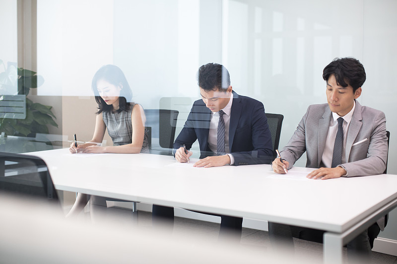 公司高层领导让和他一起出差我应该怎么和直系领导说另外有什么需要注意的事项