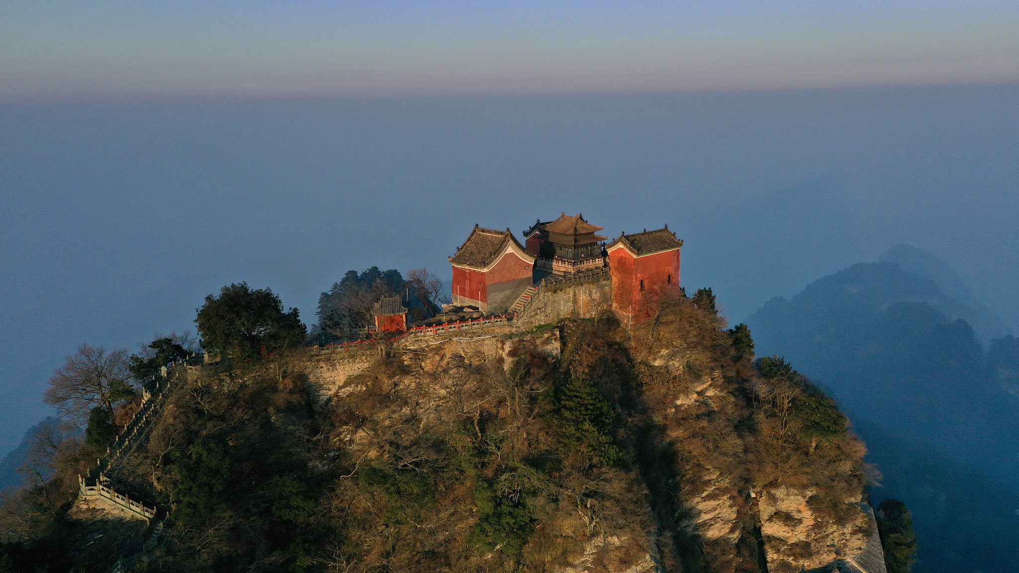 帮我编辑一条武当山登陆金顶拜拜的励志文案