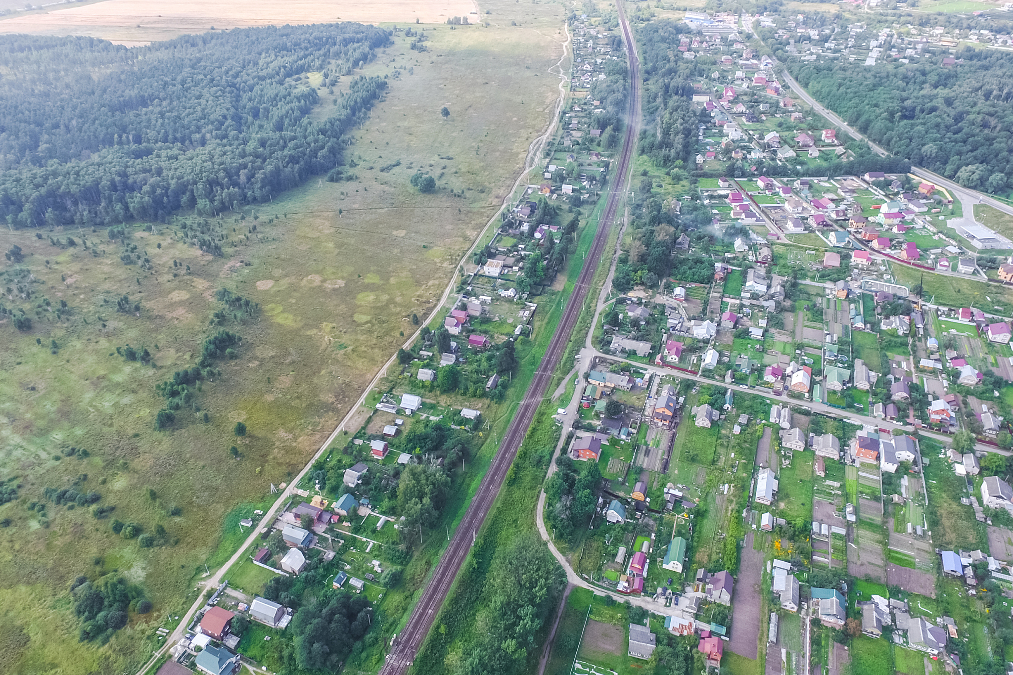 改下下面一段话，降低论文重复率：
我国对于人居环境的研究远比西方国家要晚得多。我国刚开始研究的是城市人居环境，农村人居环境研究起步较晚