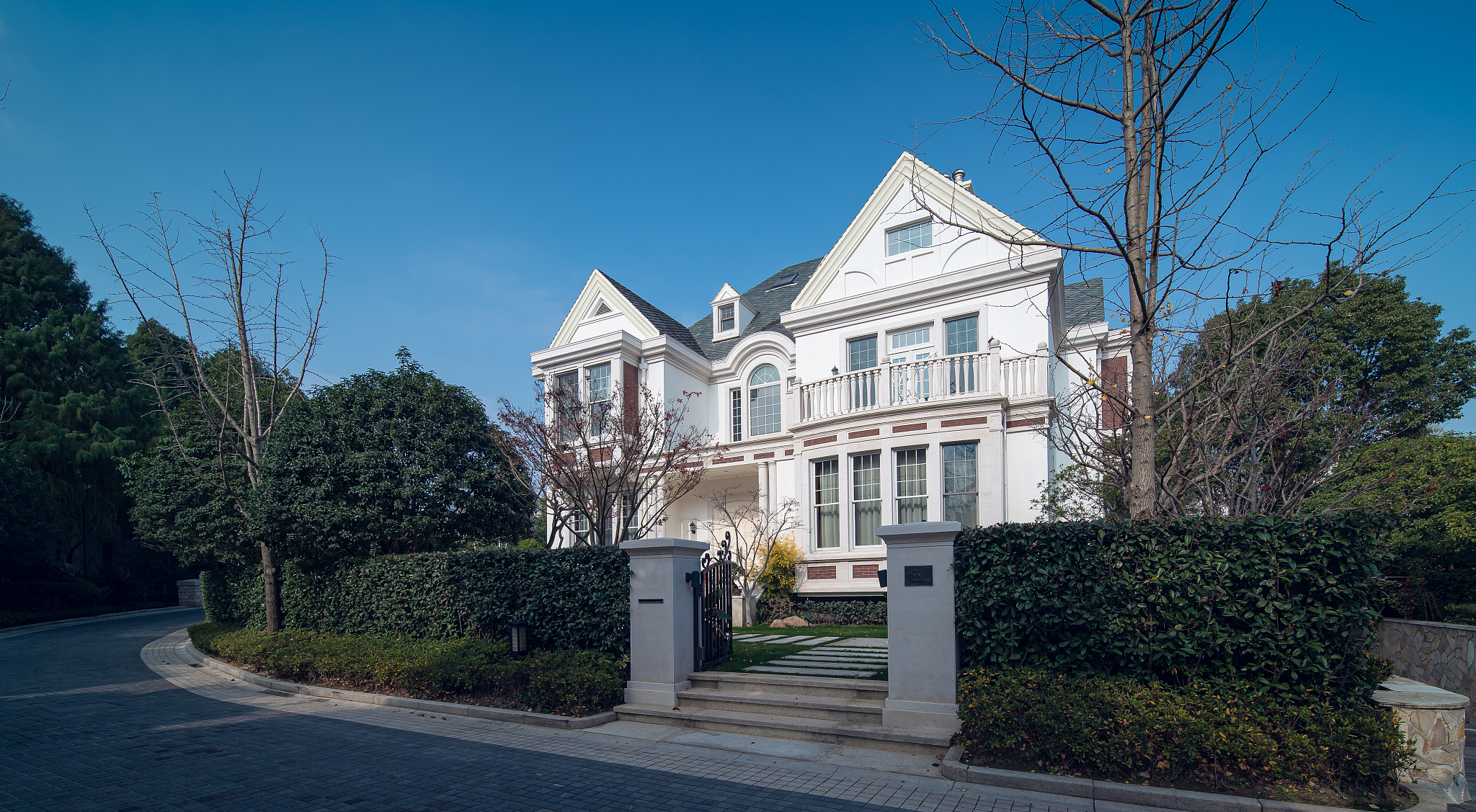 上海周边有1000万以内的别墅吗？通勤时间在1小时以内的