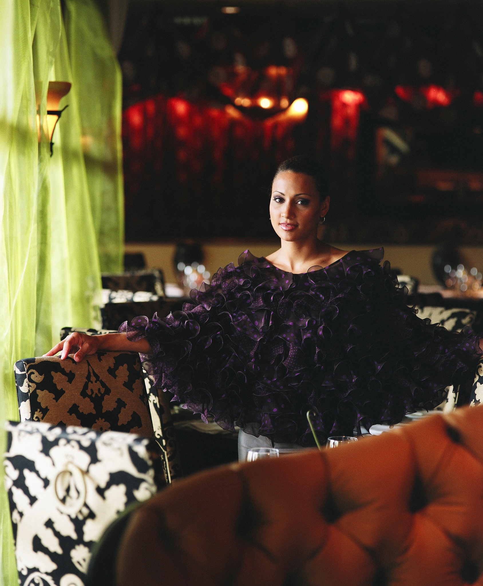 你好 chatGPT 。我是一名汉语言文学专业的学生我想写一篇关于从女性角度分析朱塞佩·托纳多雷的电影《西西里的美丽传说》的论文但我不知道具体的选题方向。你能给我一些建议吗？