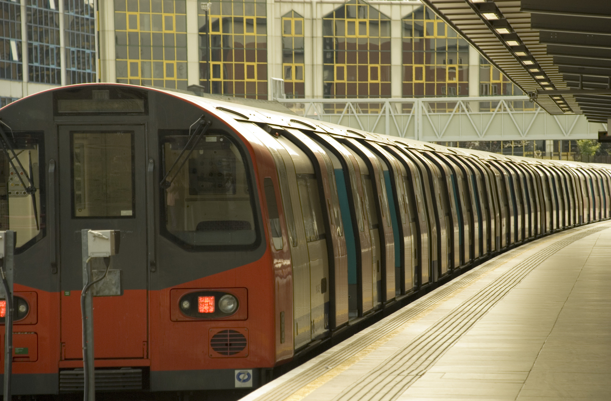 1863年英国伦敦首次采用了挖盖的方法建成世界上第一条地铁线路标志了城市轨道交通的诞生与开始。国外的轨道交通经历了一个兴盛-衰退-复兴的螺旋式发展过程二战后伴随着全世界经济的恢复和发展地铁建设也随之发展二十世纪后期各国地铁建设已达到高峰。换个说法