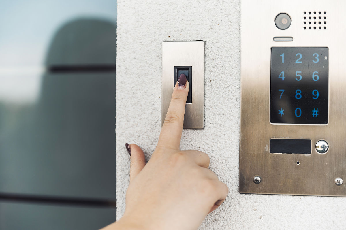 刚刚我回来楼下有个进不来的小姑娘他还拿着外卖我本来以为他是送外卖然后我开门才知道他就是也是住户他说他没带钥匙我也没太在意然后刚刚睡了一圈我想起来这边的门都是电子门楼上和楼下都是用的同一把钥匙他楼下进不来他楼上的怎么进去啊？我没弄明白刚刚一出去又走了一圈但是又没看到他人在外面这是什么情况？