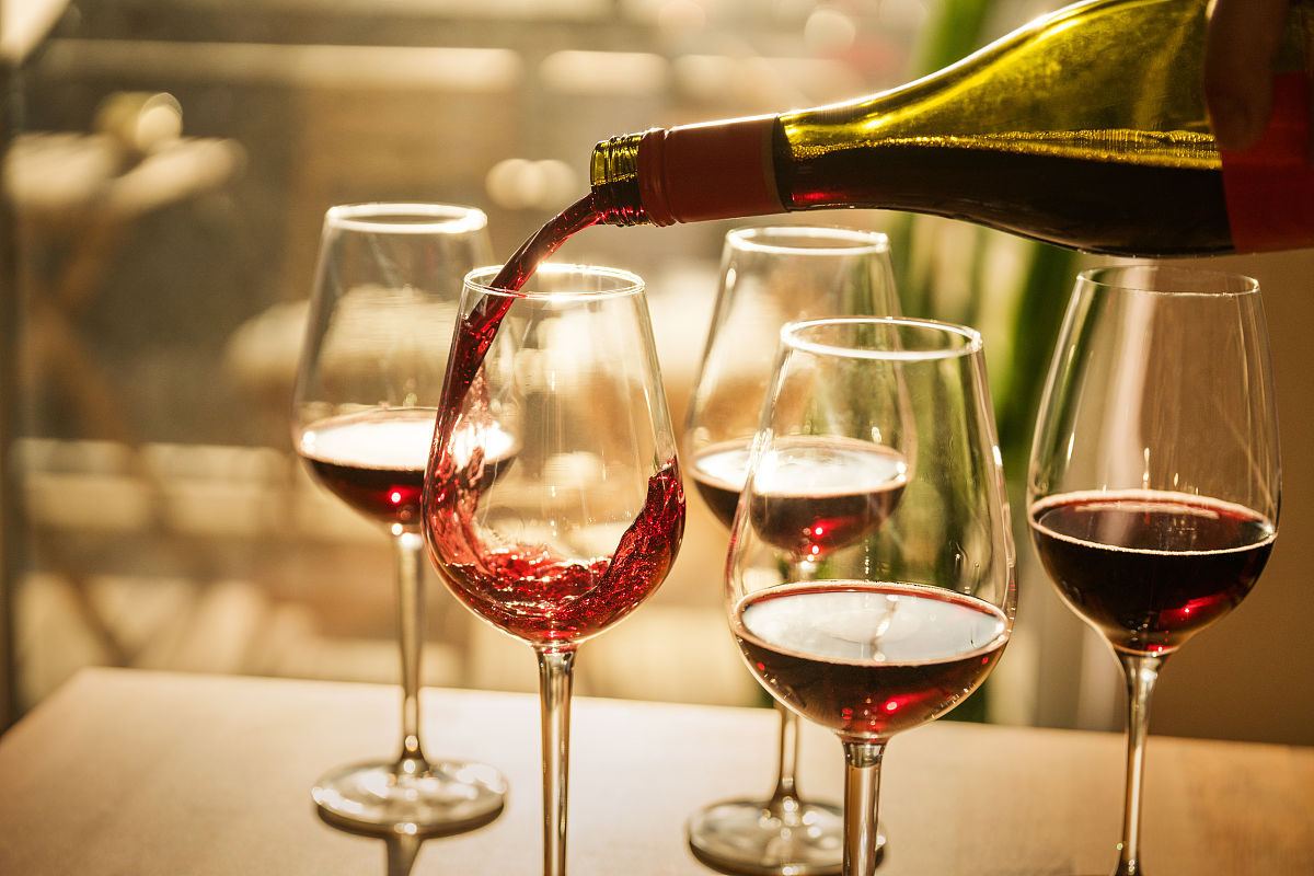 以 红酒如同一种心灵的沟通。它的味道如同一份深情的关怀。它的余味如同一种深邃的思考。每一次都是对灵魂的触动。为标题的短视频文案 不少于150字