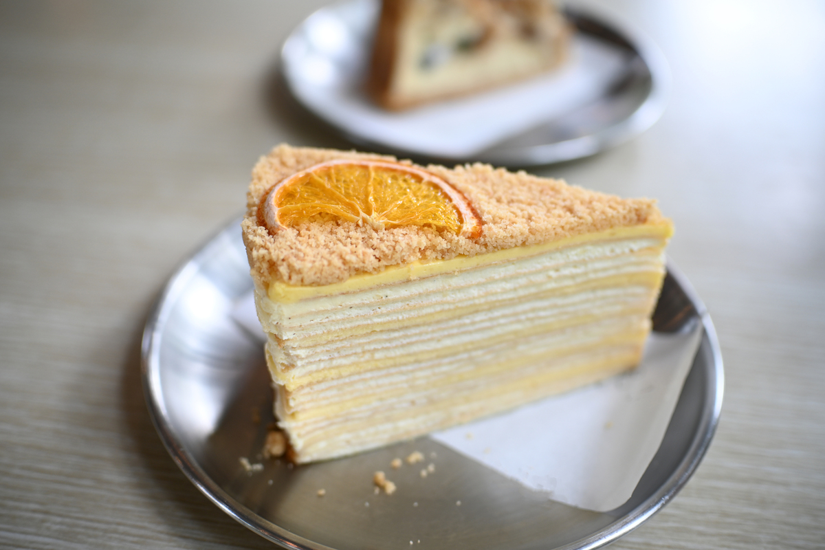 我是一家卖榴莲千层的蛋糕店什么样的产品更能让消费者买单在抖音上卖要有那些特色有什么具体的策划吗？