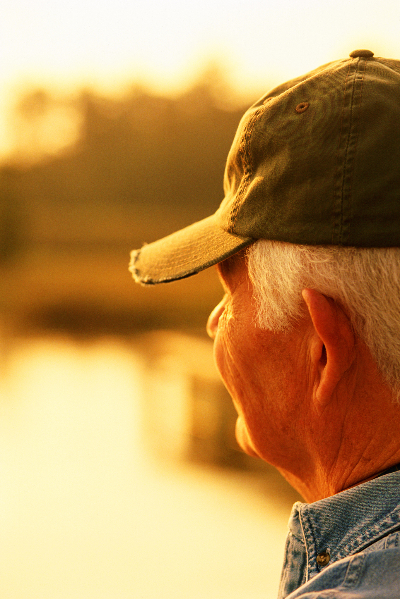 仿照下面的段落描写一个人括号里面是运用的方法在仿照时也要用下面的方法。有一天父亲挑了一担水回来噔噔噔很轻松地跨上了三级台阶到第四级时他的脚抬得很高仿佛是在跨一道门槛踩下去的时候像是被什么东西硌了一硌他停顿了一下才提后脚。那根很老的毛竹扁担受了震动便嘎叽地惨叫了一声父亲身子晃一晃水便泼了一些在台阶上。工笔法：第一组细节描写我连忙去抢父亲的担子他却很粗暴地一把推开我：不要你凑热闹我连一担水都挑不﹣动吗