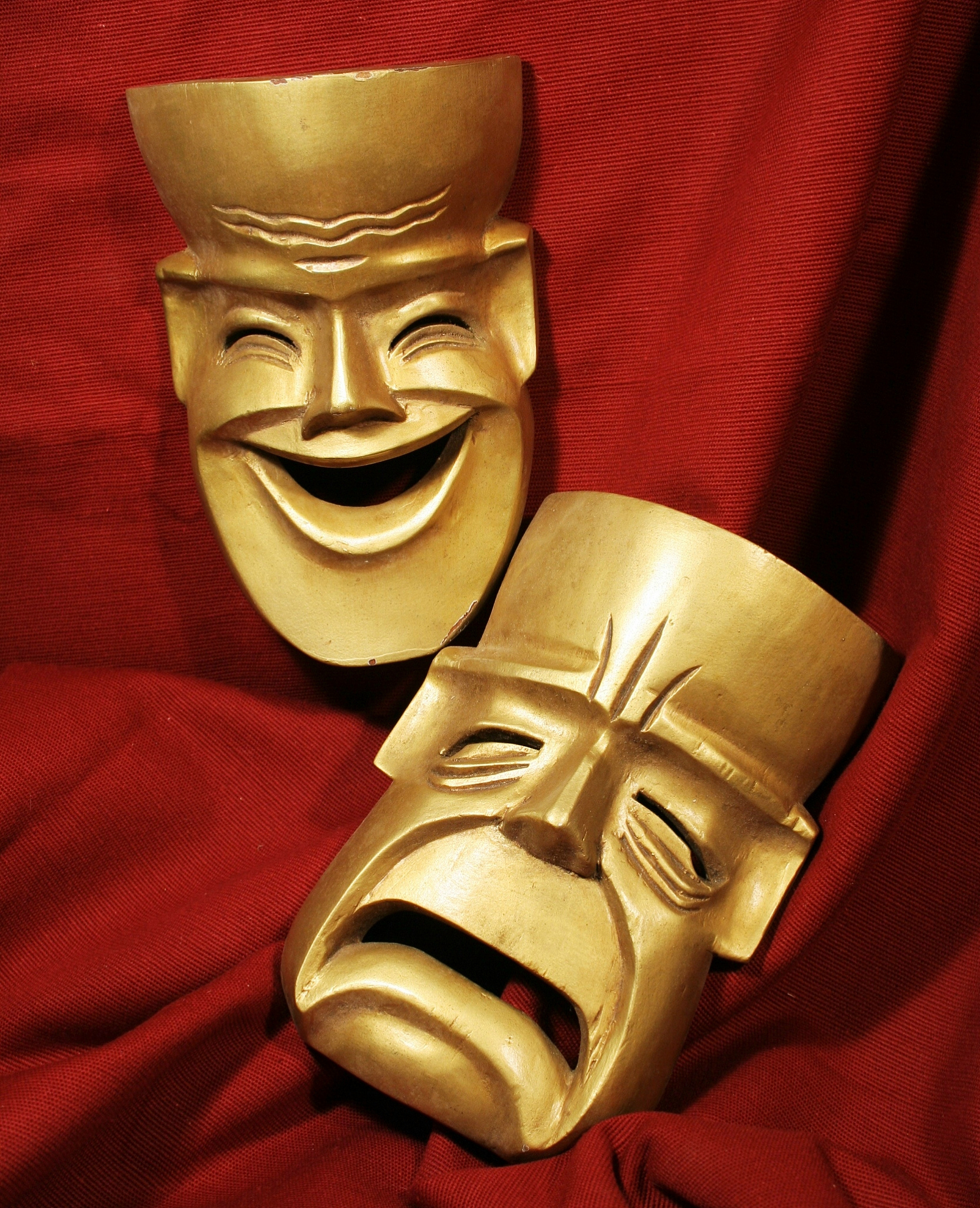 戏剧文学的类型丰富多样根据冲突性质可分为悲剧、喜剧和正剧三种。此外根据艺术形式和表现手法 还可以将它分为话剧、诗剧和歌剧三种。润色一下