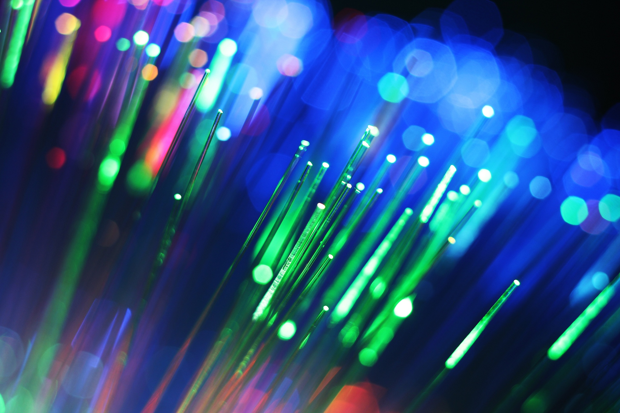 同义句转换：灵敏度在光学领域是指光学系统对于输入信号的响应能力也可以理解为测量仪器或检测器的灵敏度。它是衡量光学系统或器件性能的重要指标之一。在实际应用中灵敏度越高系统的检测能力越强能够测量到更微弱的信号。在光学成像领域灵敏度是指成像系统对于光线入射强度变化的响应能力它与成像质量密切相关。对于低灵敏度的成像系统它所能得到的图像质量较差可能会出现噪声干扰等问题。而高灵敏度的成像系统则能够更好地捕捉到