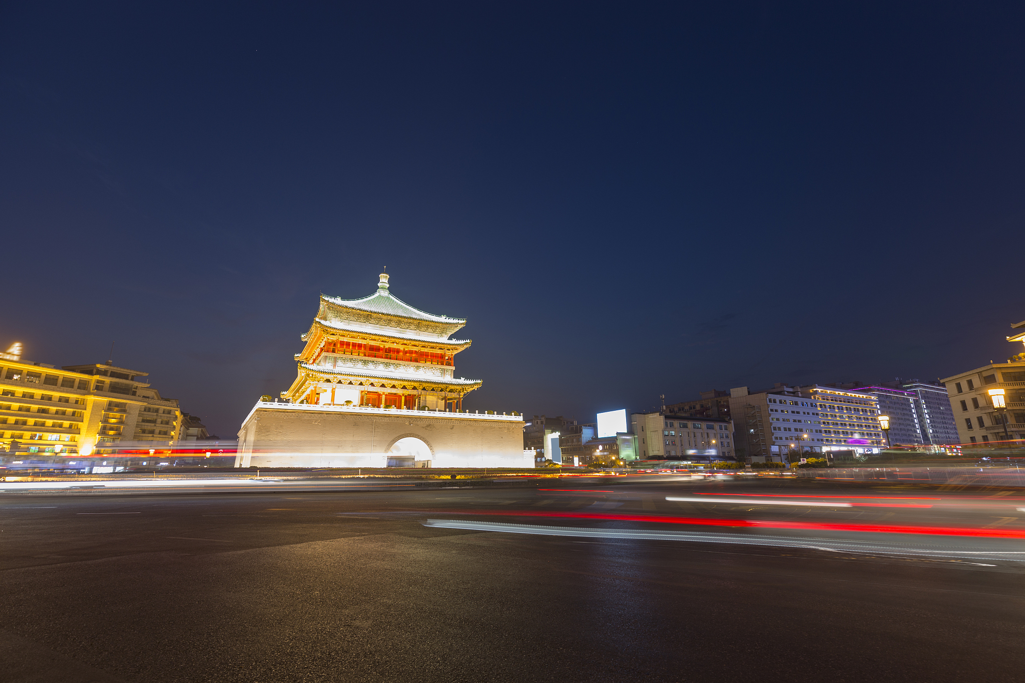 中国西安,城市地标钟楼和晚上的汽车光迹