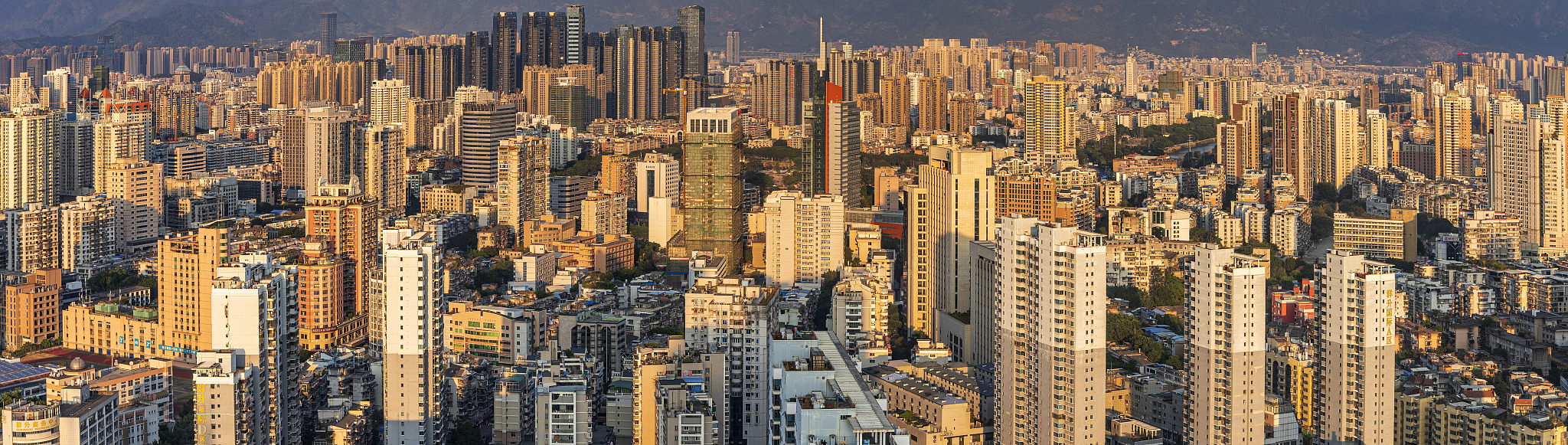 我要采访房地产开发项目的总经理总经理来自福建做房地产行业20多年了从人文角度帮我准备10个采访问题