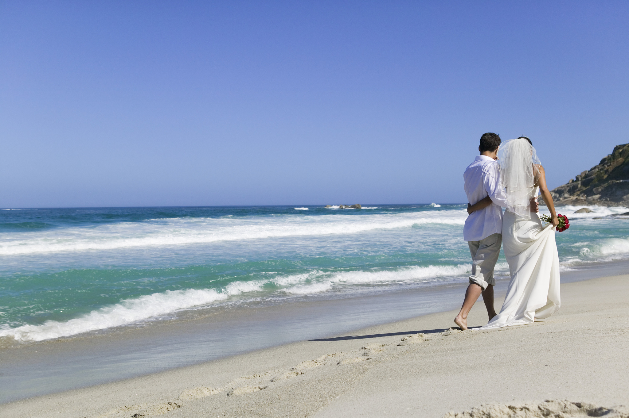 帮我想一个和男友一起去海边旅游的朋友圈文案简单一个的