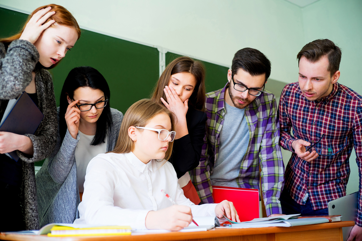 大学生的生活充满了各种学术和知识的探索,而参加讲座则成为我们拓宽