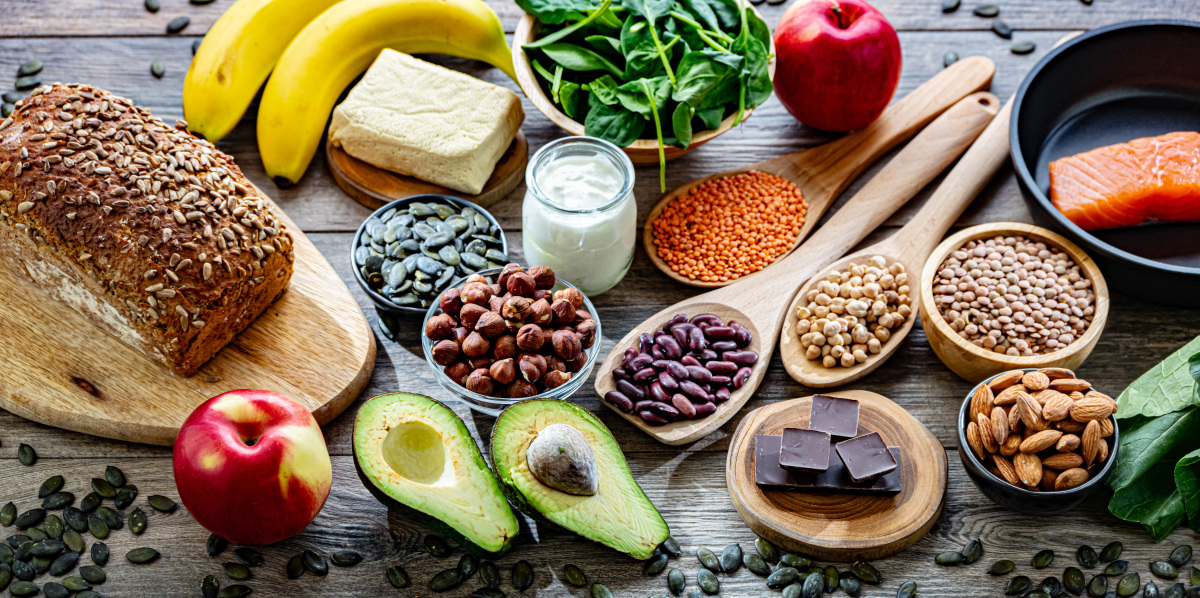 其实在食物的种类里面我们很多时候就会觉得哎呀我们是不是要非得吃个药。互联网大厂都出现了两种情况一种是便秘一种是失眠基本百分之八十是失眠的患者。跟你们讲一个身边现在大部分人然后是便秘患者。为什么他们吃的餐厅当当倒下去了然后工作特别紧张一天到晚十几个小时就对着电脑晚上该睡觉的时候睡不着了。去医院的话医生只会给你开个什么安眠药安眠药再睡不着什么抗抑郁药四五个的东西就上去了但是还是没有解决问题。我通常对付