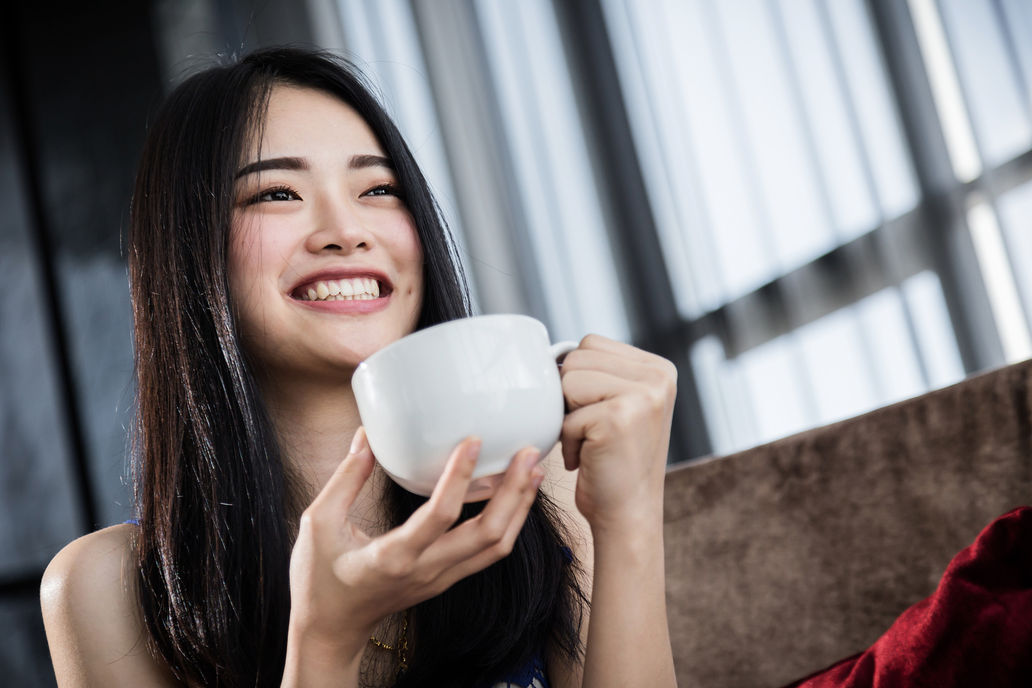 请将下面句子翻译成中文Some people might want a life that is ordinary yet fulfilled while others may desire fame and wealth