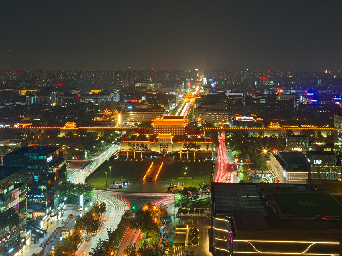 夜景航拍,城市灯火辉煌,街道亮如白昼,古老建筑错落有