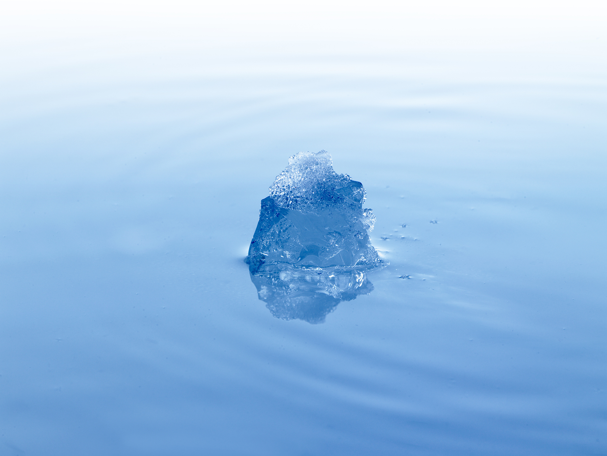 冰化成水体积变化吗？详细解答！