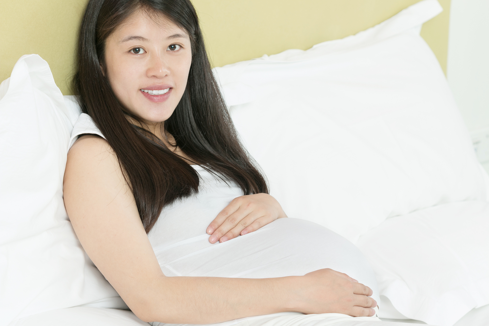 怀孕的年轻妇女