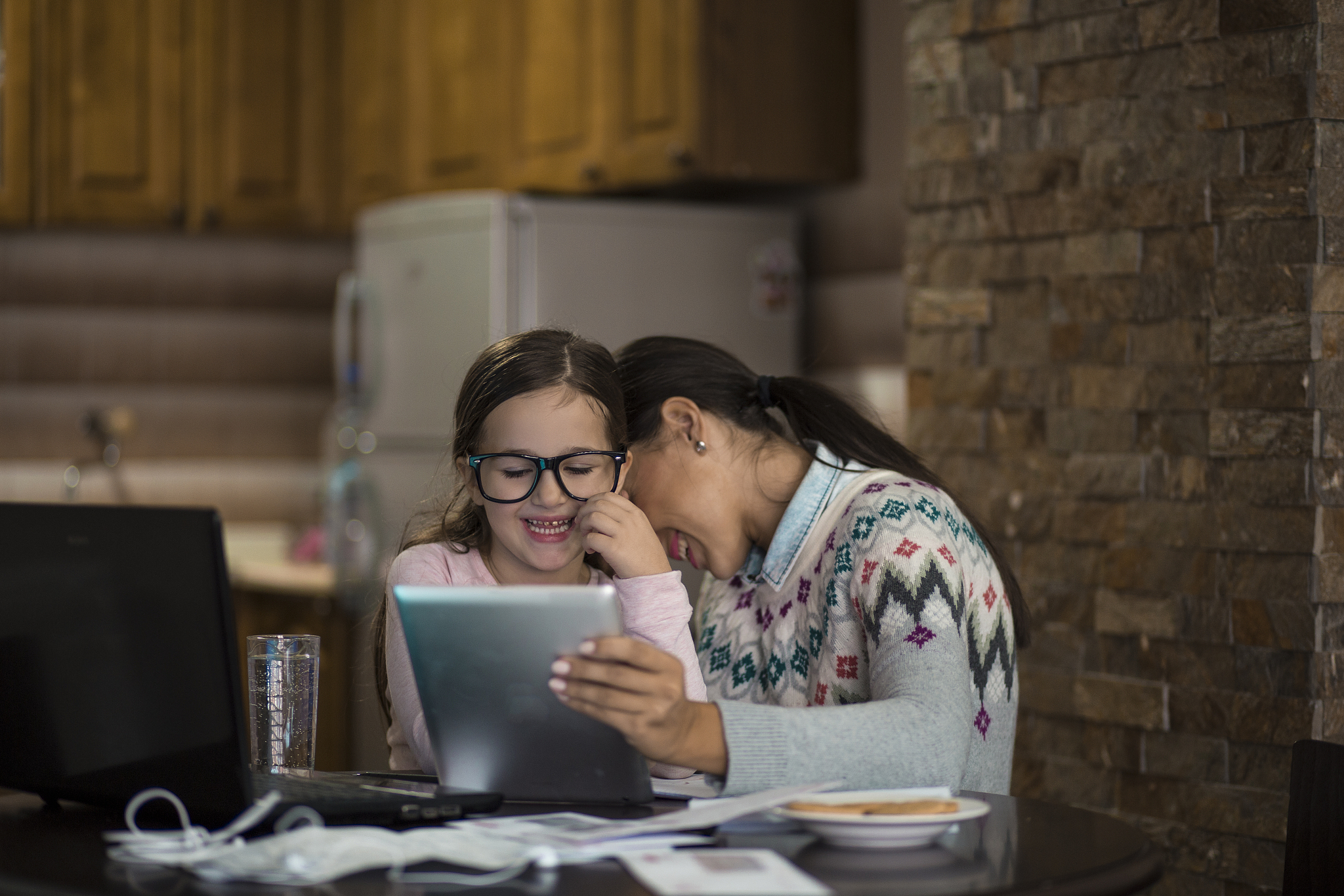 老公啊当初你说你要进城干活补贴家用这一走就是6年都没回来过如今娃都2岁了你还是没个信一分钱也没往家里寄。俺想进城去找你可俺没啥文化不知道怎么去娃也还小离不开俺。过年的时候听隔壁村的二狗说你在城里养了个相好的这到底是不是真的？如今家里的米缸都见底了你要是还不回来我就带着娃改嫁了