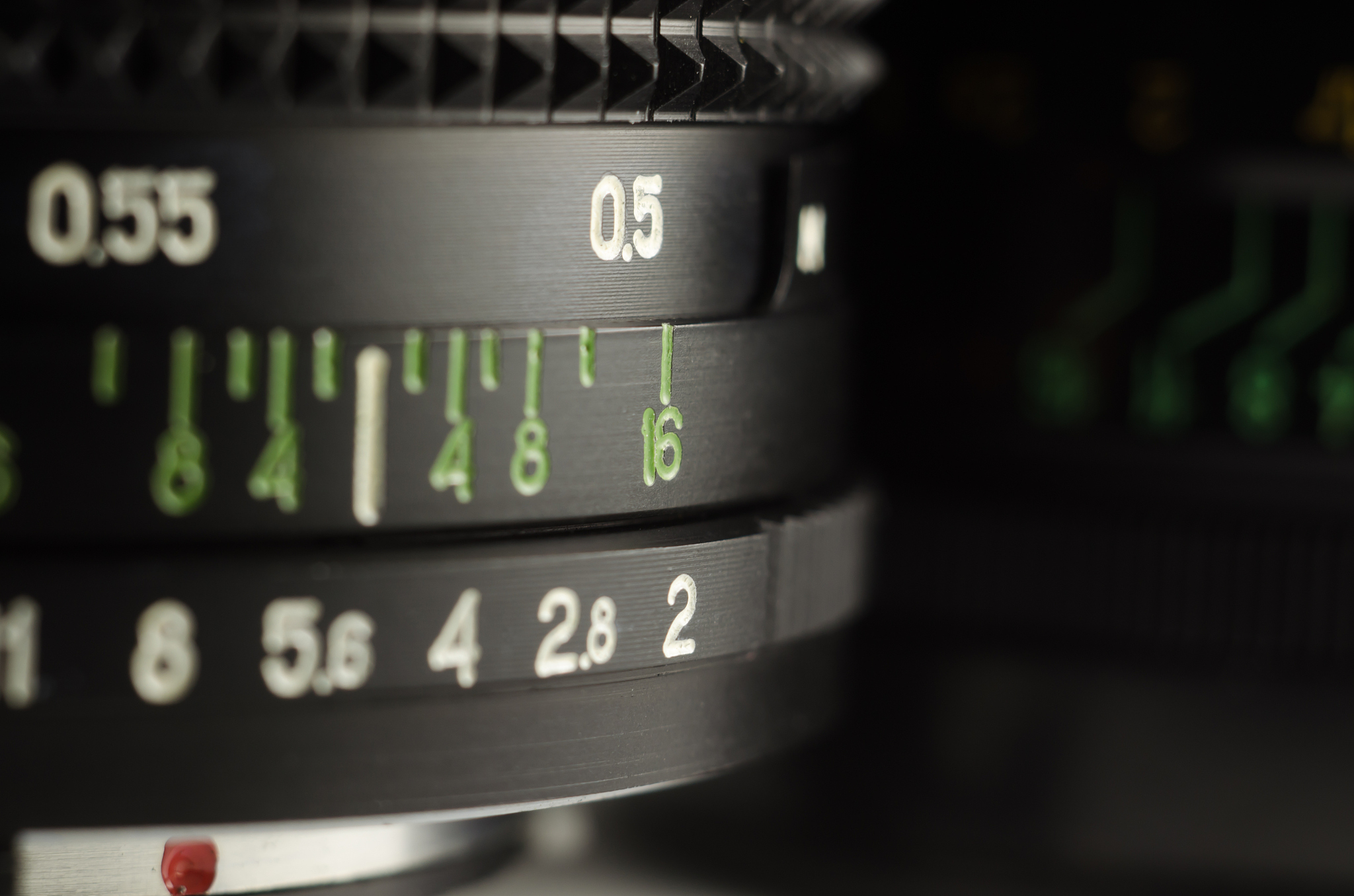 变焦镜头测试：35mm 和 50mm 的形变比较