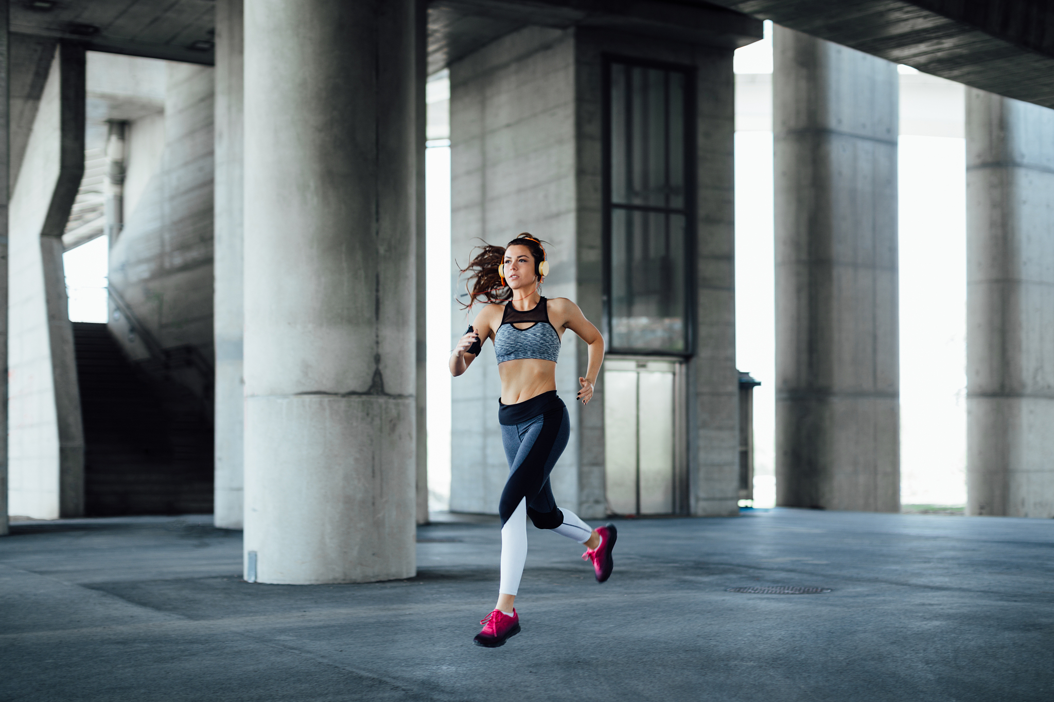 跑步新手逆袭记：小明从“胖子”到“健身达人”的蜕变