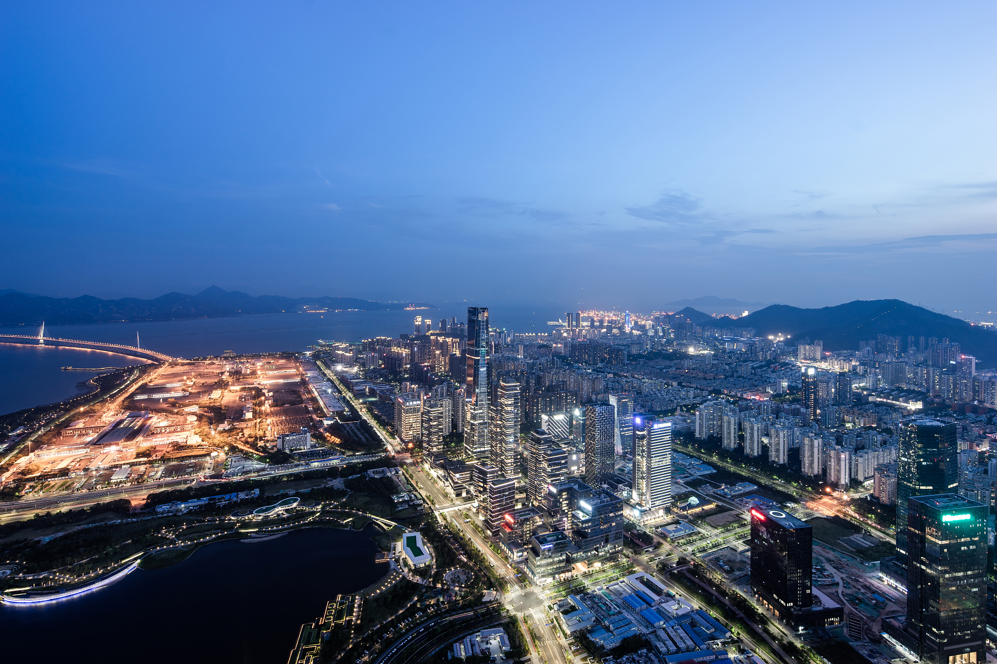 近年来粤港澳大湾区建设迈出坚实步伐向着国际一流湾区和世界级城市群的目标逐浪前行结合给定材料联系实际围绕粤港澳大湾区建设取得的实效和经验自拟题目撰写一篇议论文。