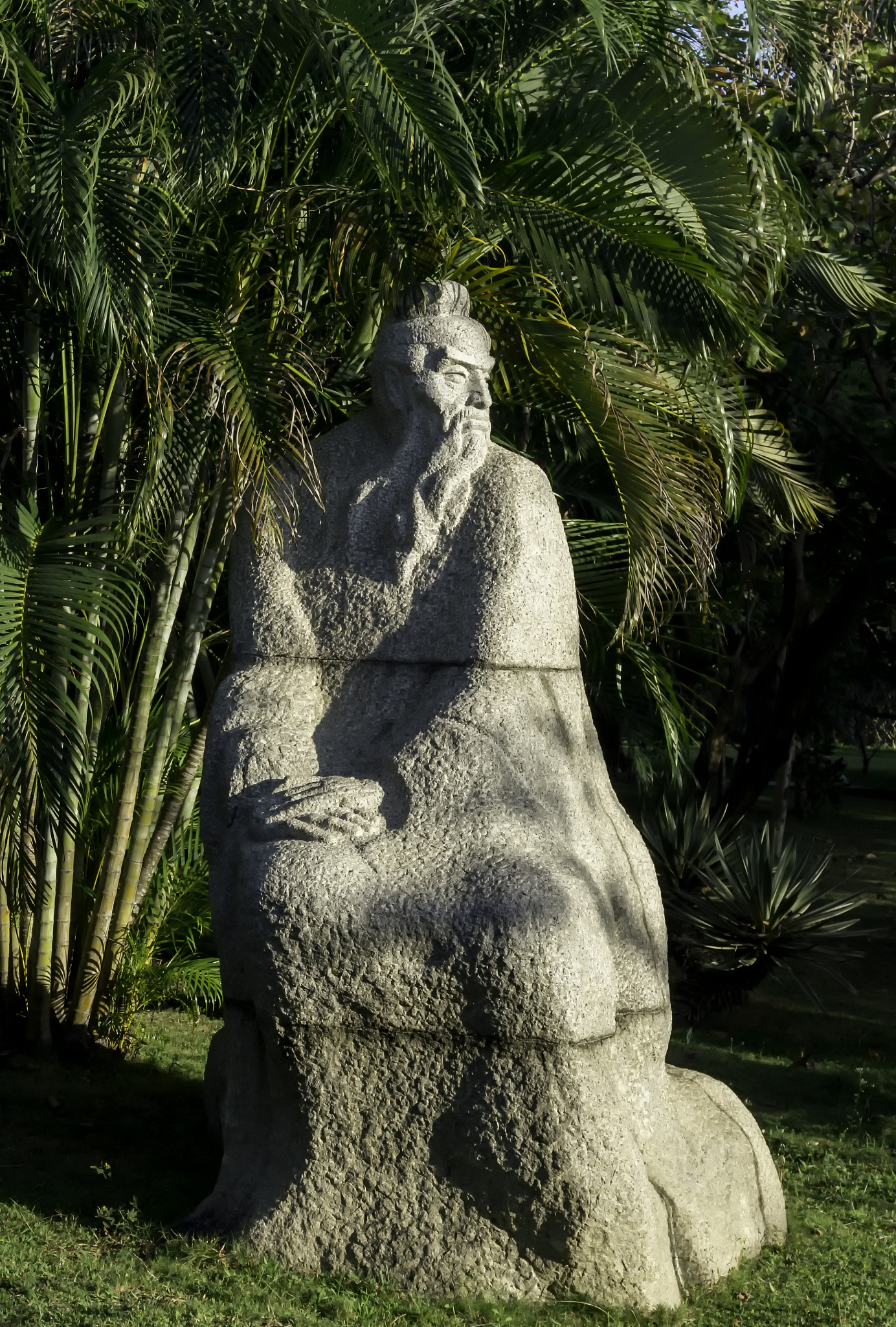 帮我设计一条去海南的旅游路线内容包括线路介绍、可行性分析、市场环境及分析、主要景点介绍、行程安排、营销渠道、预算费用。