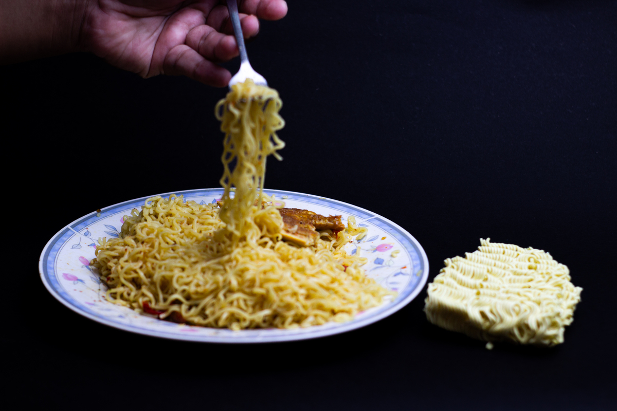 请根据以下模板写一份相似的文案描述更有画面感和诱惑力文字数量大致相同：把方便面上锅蒸一蒸出锅就是一道大人小朋友都爱的美食方便面先用水泡一下再放锅里蒸上十分钟面条筋道不爱涂这两块方便面够三四个人吃了油热了打两个鸡蛋给他炒熟炒散再放火腿和葱花不爱吃香菜的可以多来点儿方便面放里一勺生抽半勺老抽蚝油和一勺老干妈每天更新一道美食您可以点赞留个关注想吃不会做还能找着我这样做的炒方便面方便又好吃全家都喜欢不知道