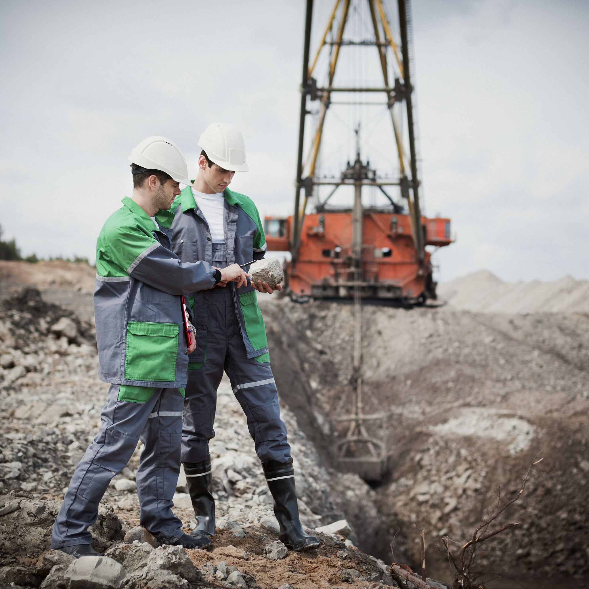 你的角色是石油开采岗位的实习生，论述通过实习掌握了纳米采油技术，写成一段话形式，不少于500字，不能直接抄袭他人观点和概念。