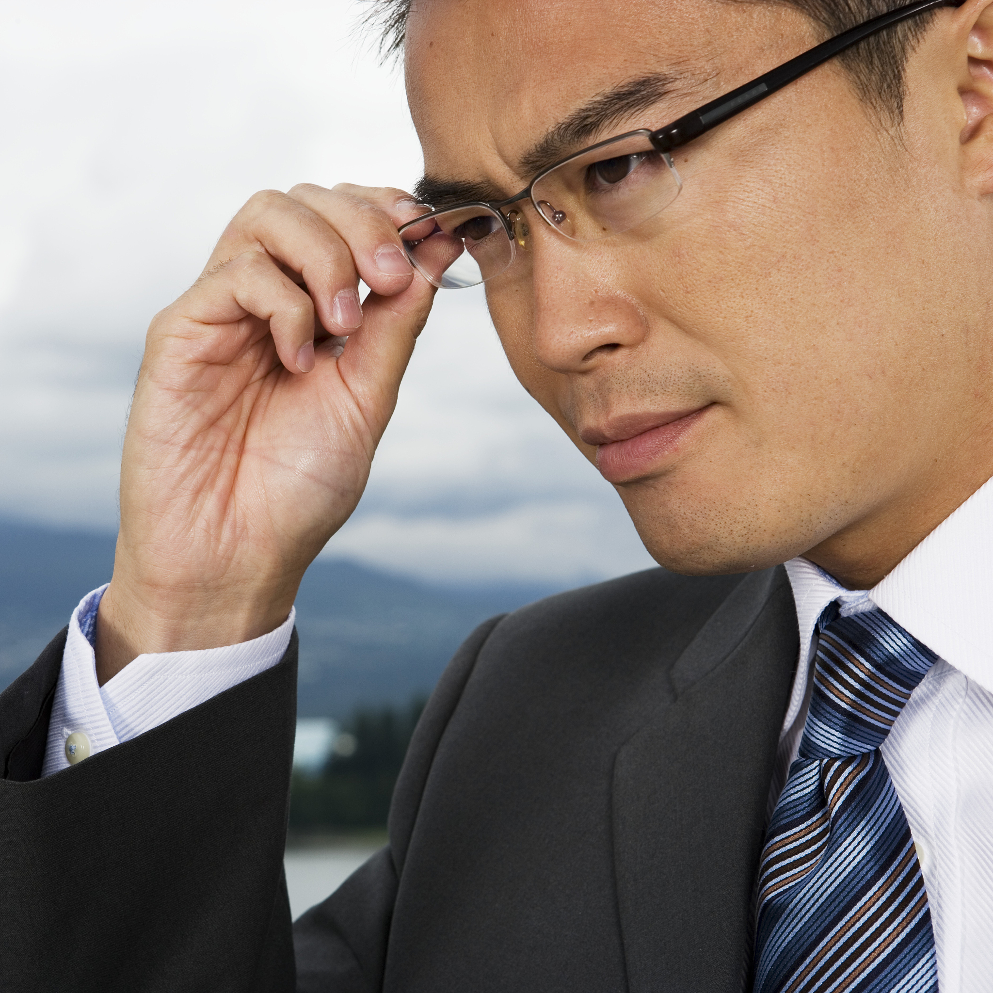 夸赞中年人戴眼镜的技巧：真诚、恰当、提升魅力