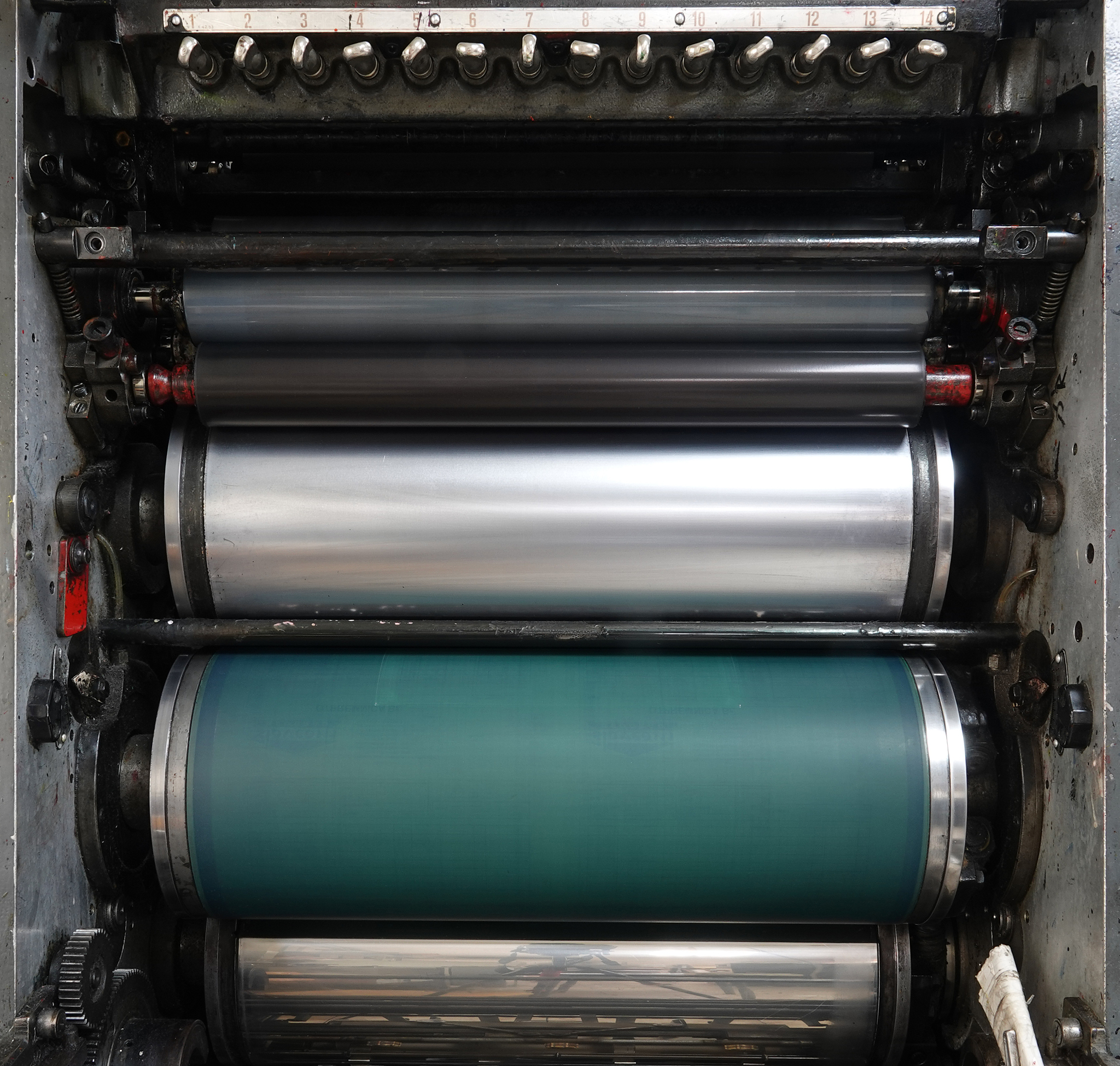 胶印机压印滚筒吊纸牙一边多一边少？原因分析及解决方法