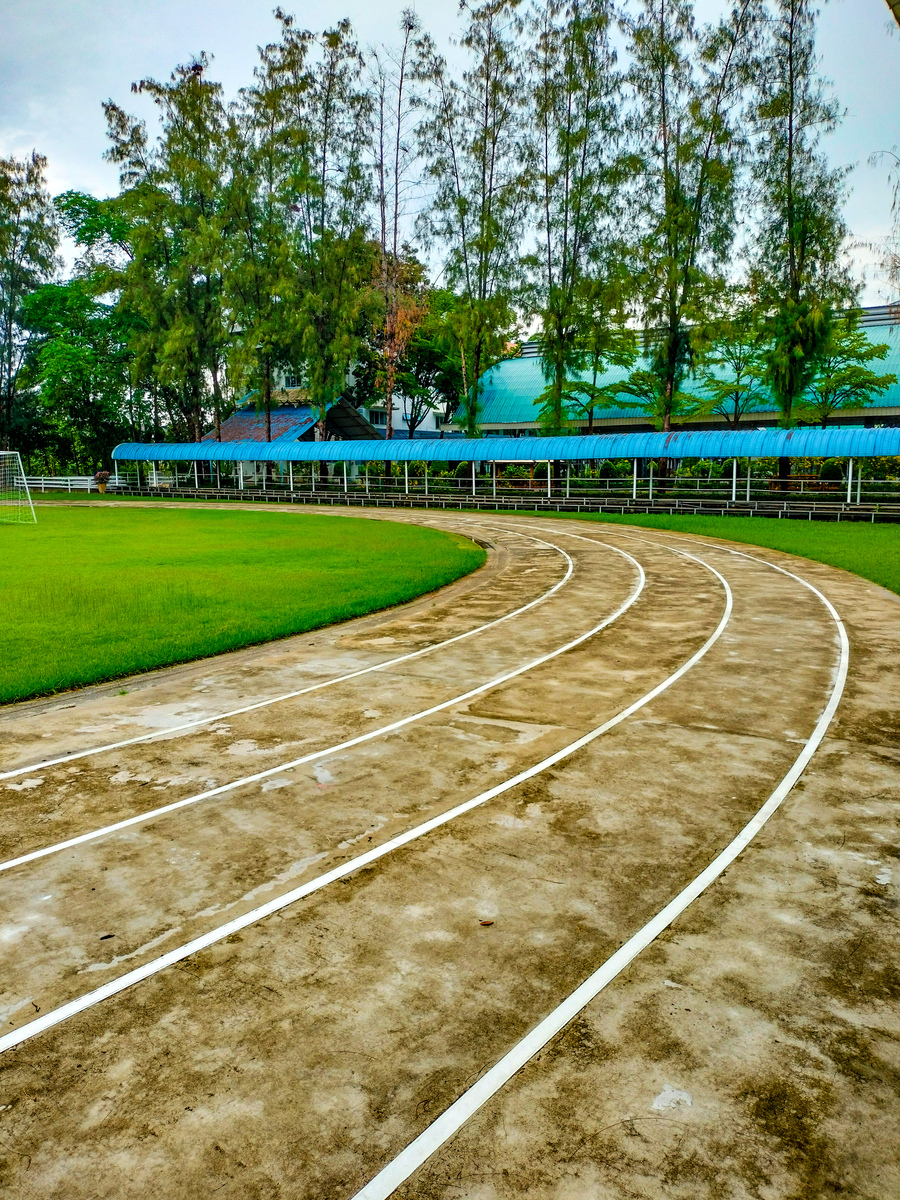 操场旁边有什么补充完整